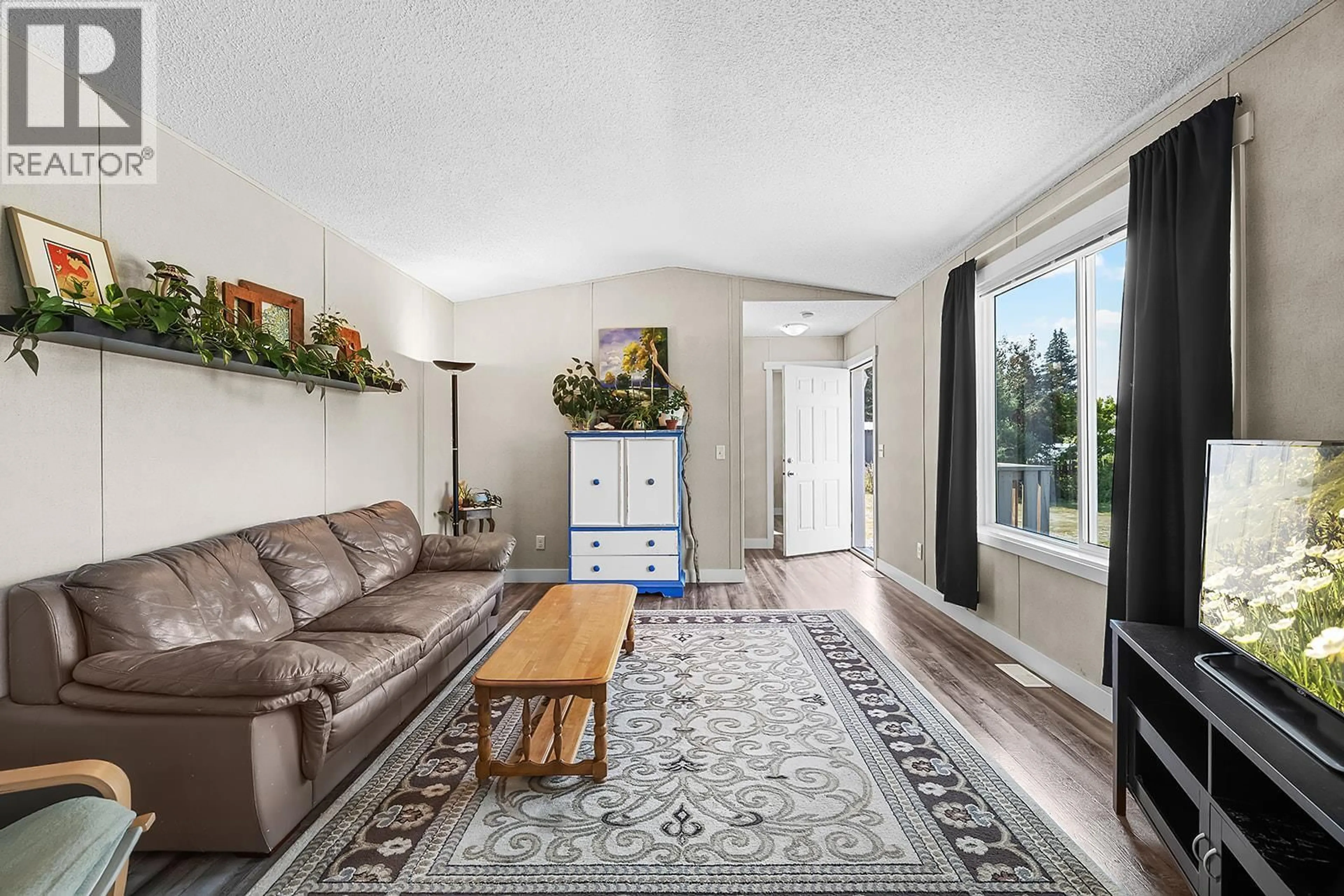 Living room with furniture, unknown for 7306 BERTRAND ROAD, Jaffray British Columbia V0B1T0