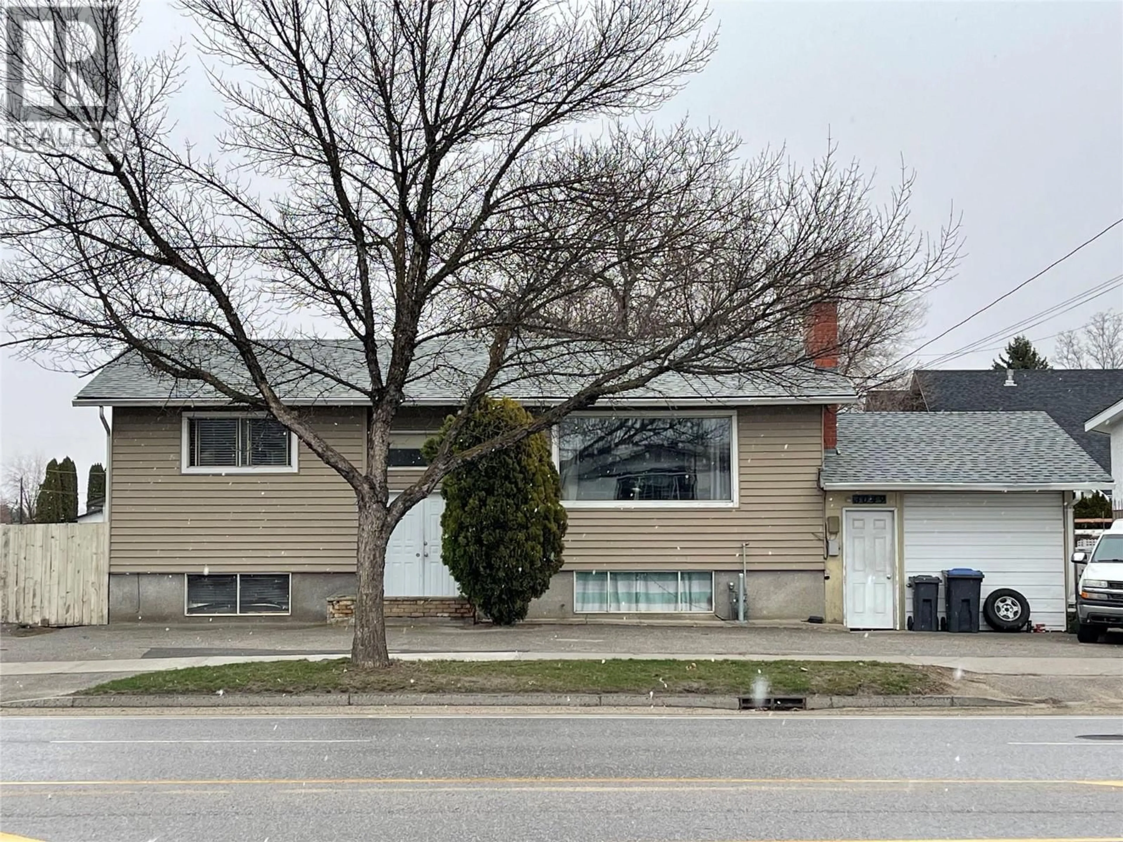 Home with vinyl exterior material, street for 3049 GORDON DRIVE, Kelowna British Columbia V1W3R1