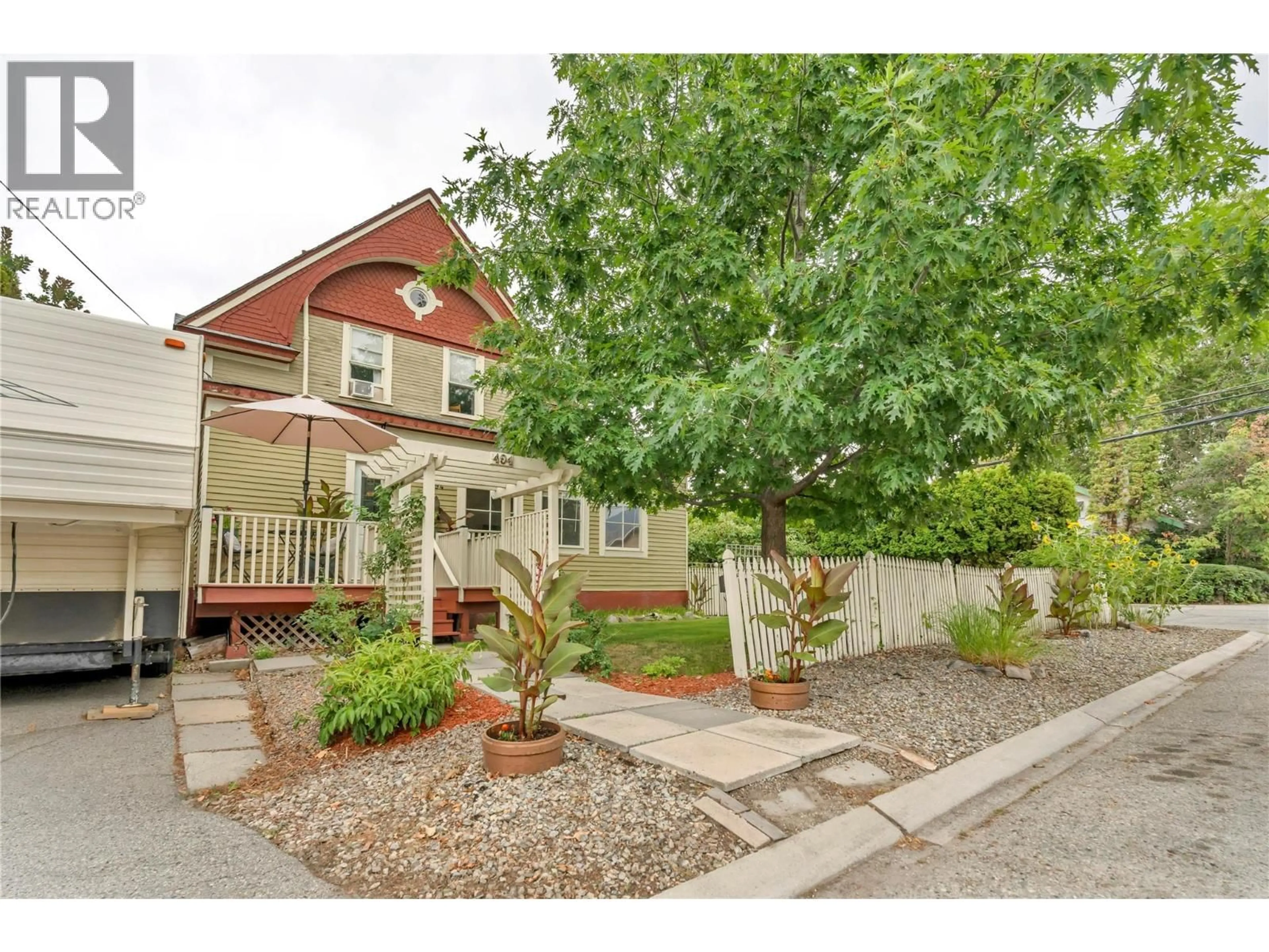 Patio, street for 494 YOUNG STREET, Penticton British Columbia V2A5T1