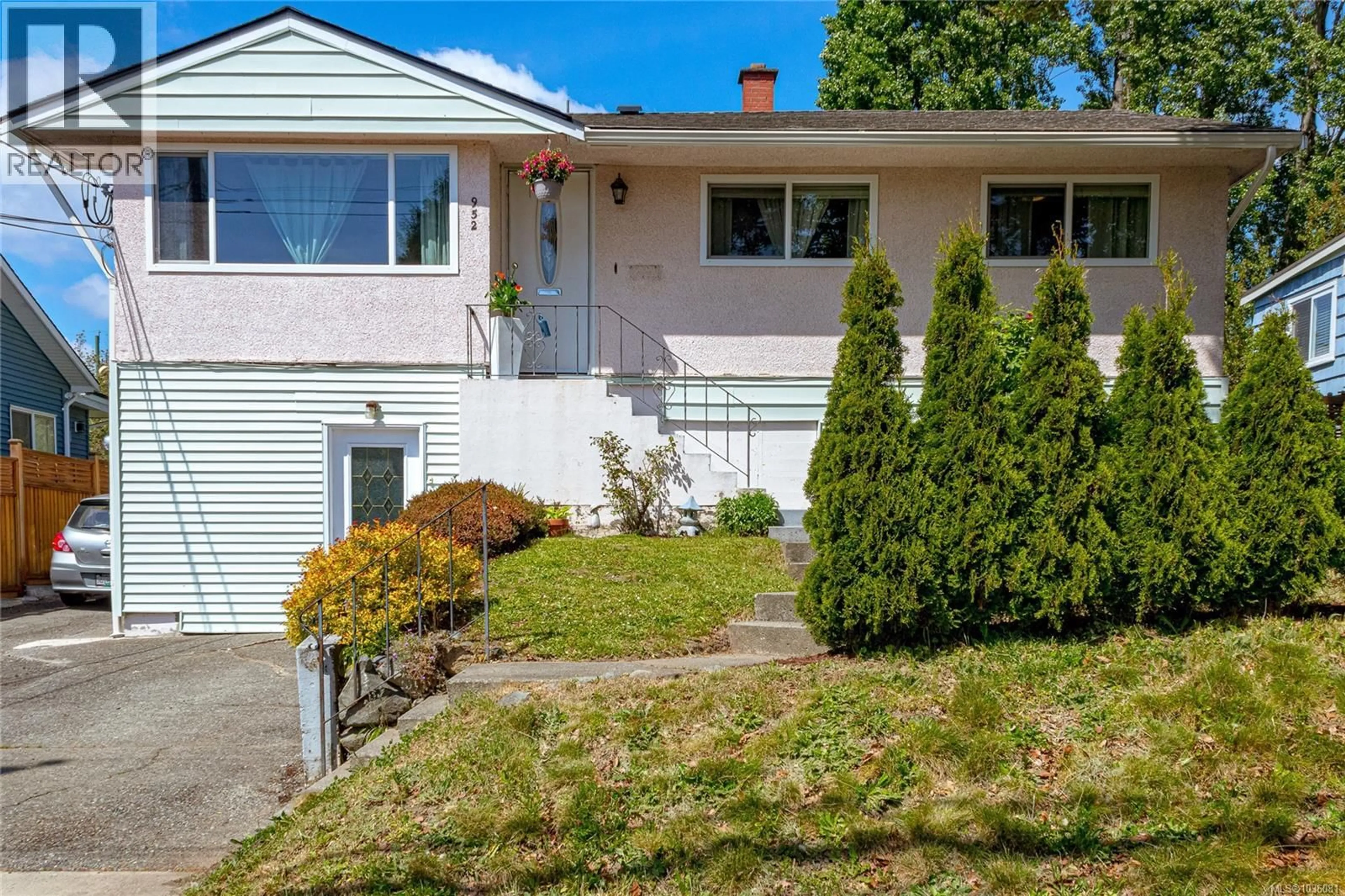 Home with vinyl exterior material, street for 952 TATTERSALL DRIVE, Saanich British Columbia V8X2W9