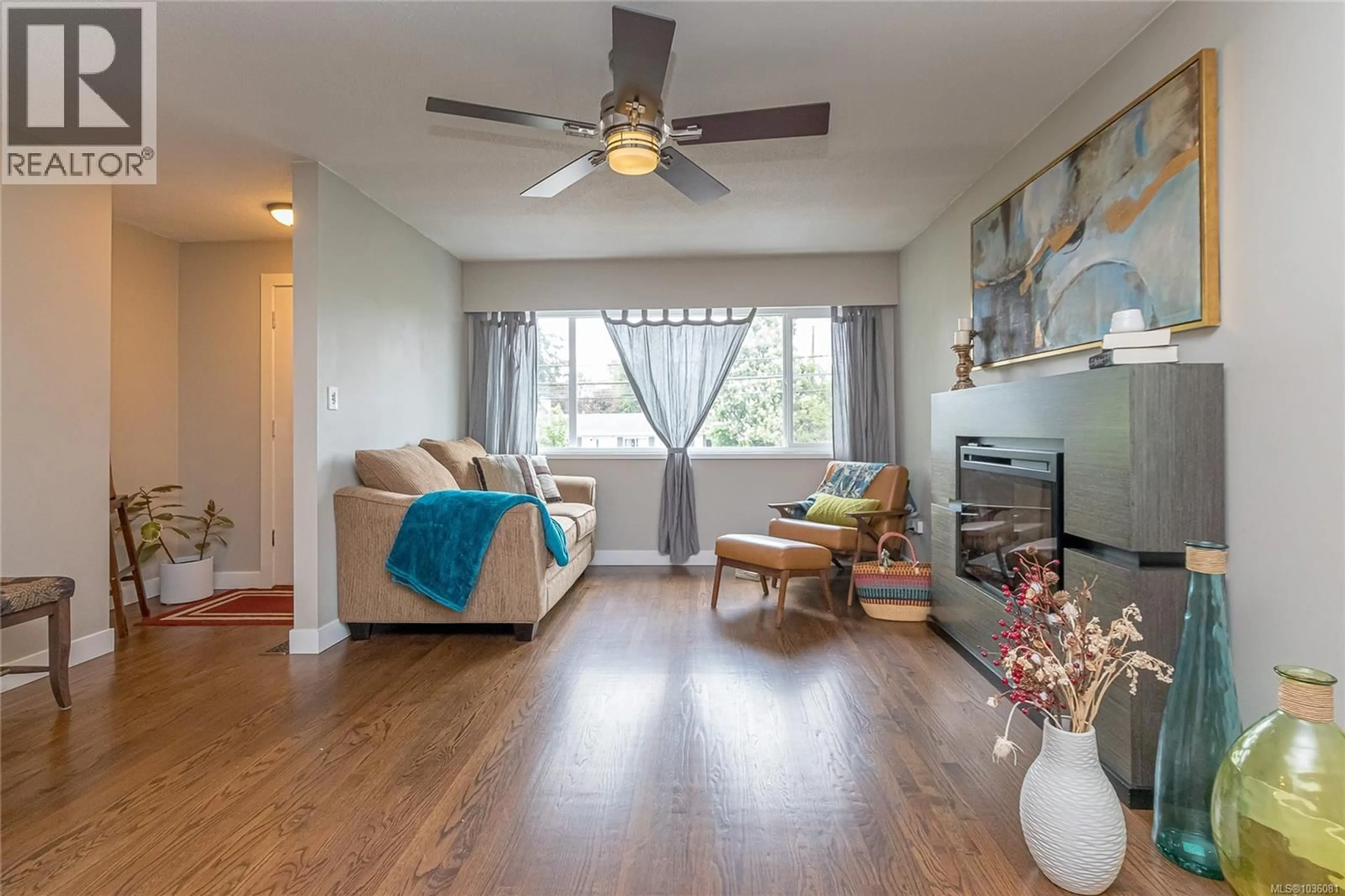 Living room with furniture, wood/laminate floor for 952 TATTERSALL DRIVE, Saanich British Columbia V8X2W9