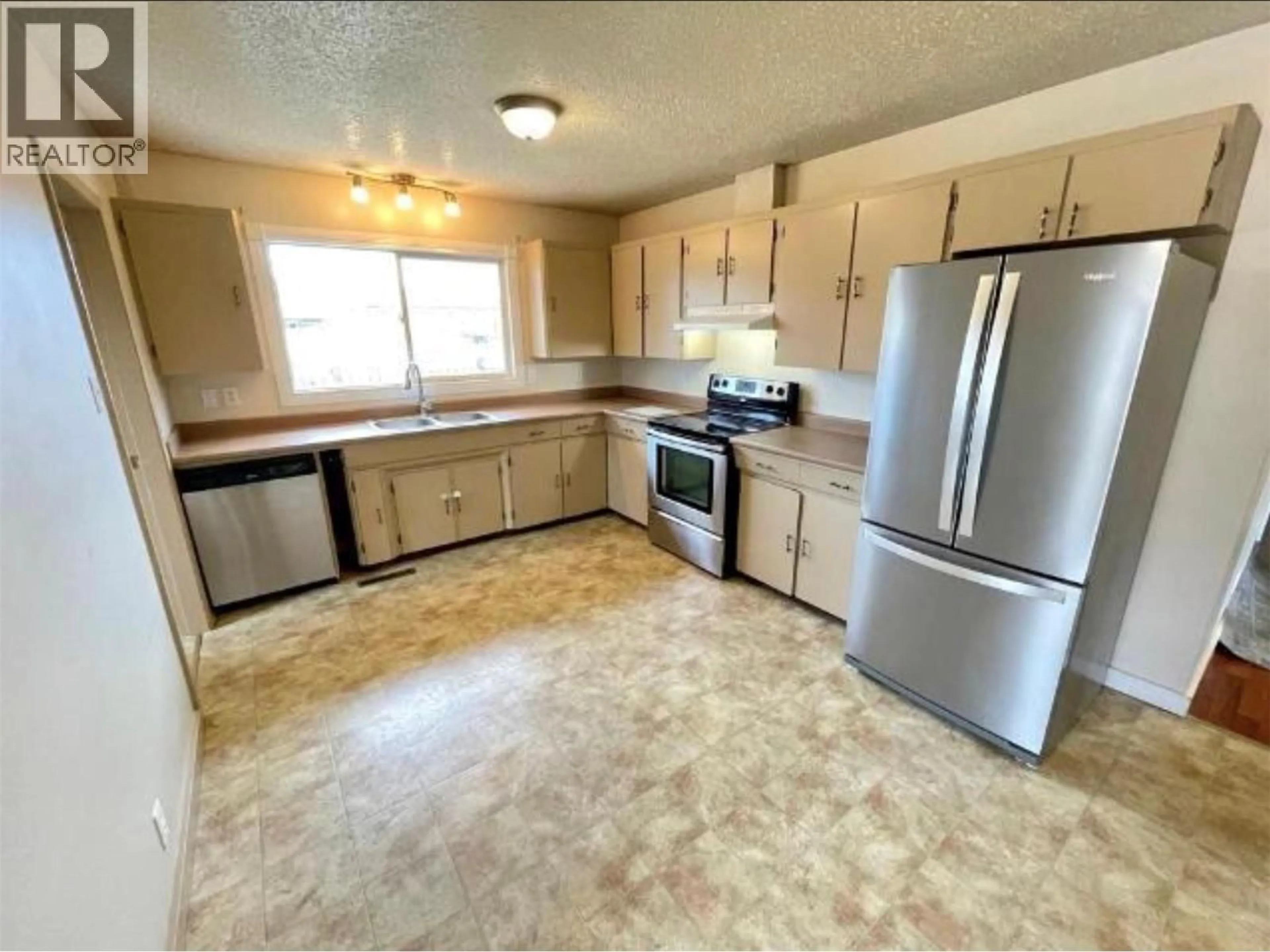 Standard kitchen, unknown for 1044 LETHBRIDGE AVENUE, Kamloops British Columbia V2B1Y2