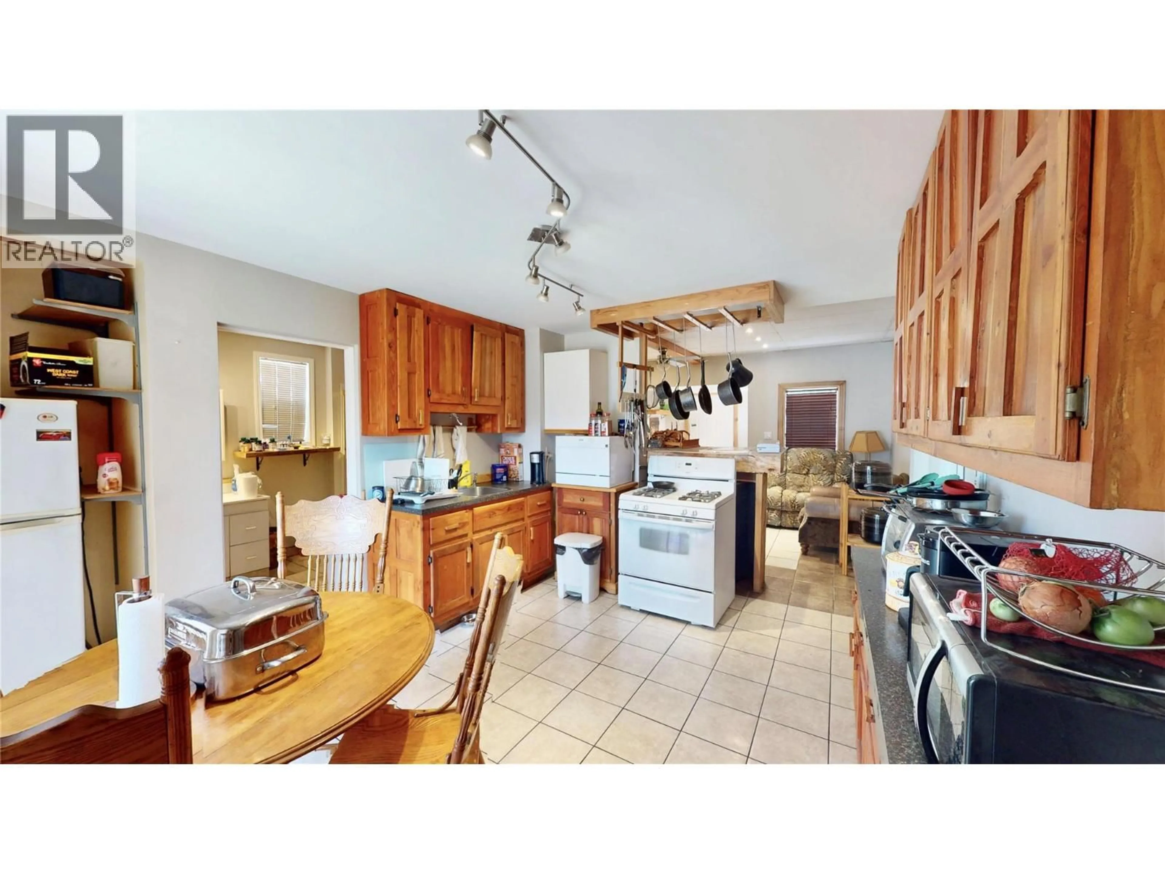 Open concept kitchen, ceramic/tile floor for 213 5TH AVENUE SOUTH, Cranbrook British Columbia V1C2G5
