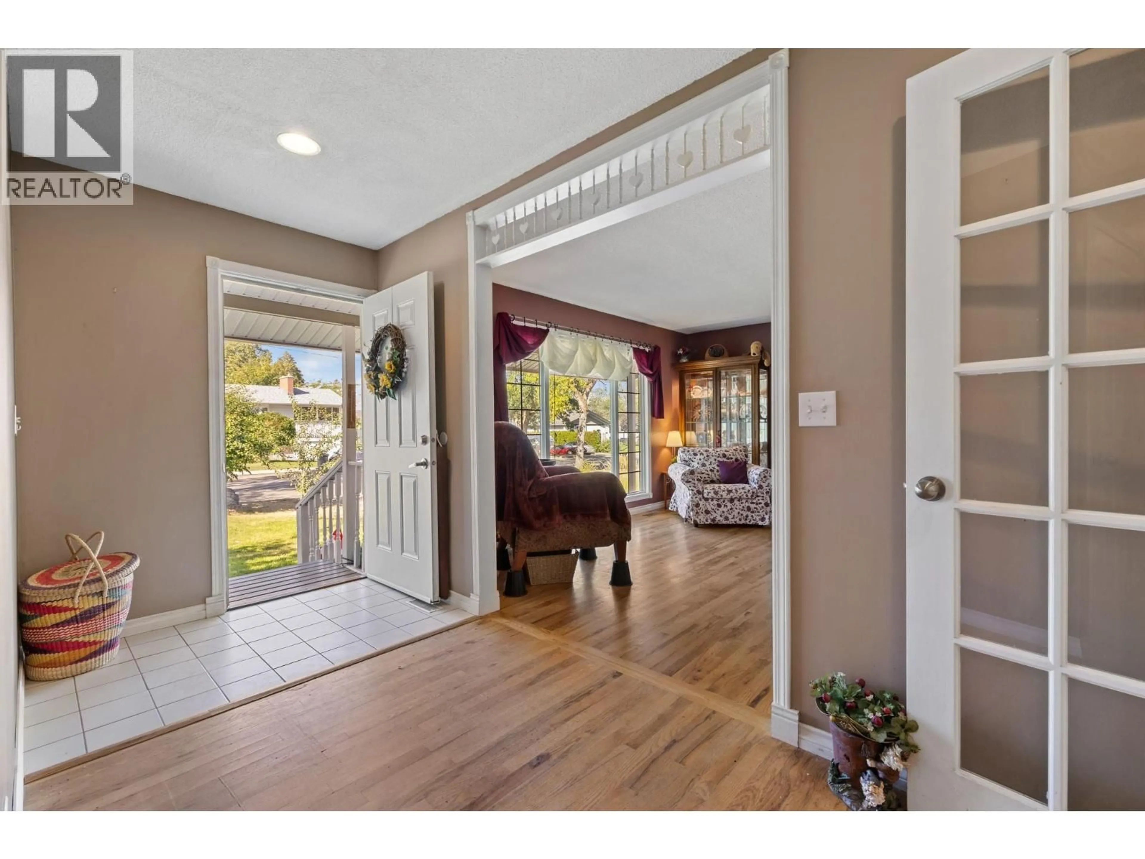 Indoor entryway for 975 NEPTUNE ROAD, Kelowna British Columbia V1X3E4