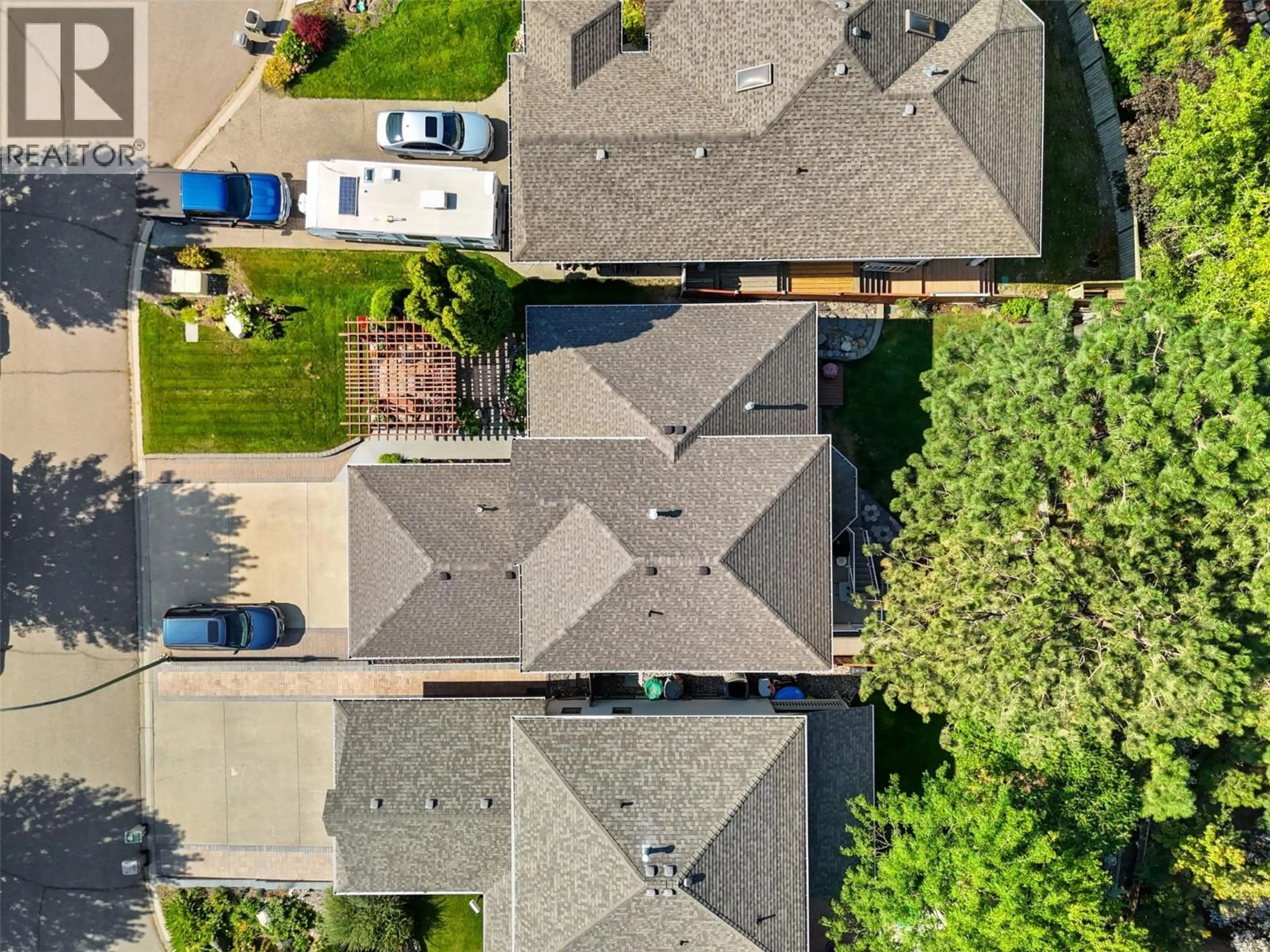 A pic from outside/outdoor area/front of a property/back of a property/a pic from drone, street for 225 SUNHILL COURT, Kamloops British Columbia V2E2P5