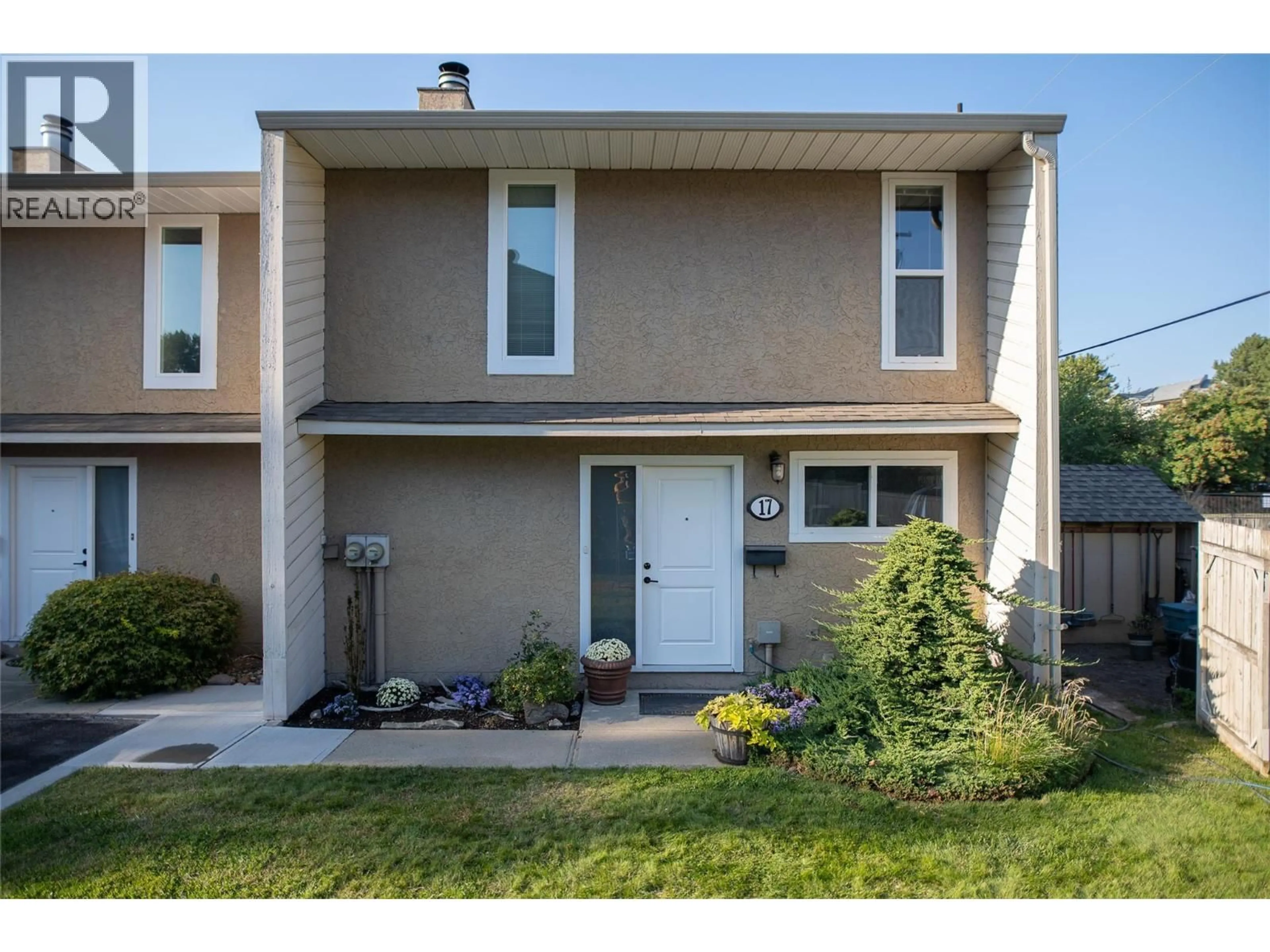 Home with vinyl exterior material, street for 17 - 217 FRANKLYN ROAD, Kelowna British Columbia V1X6A9