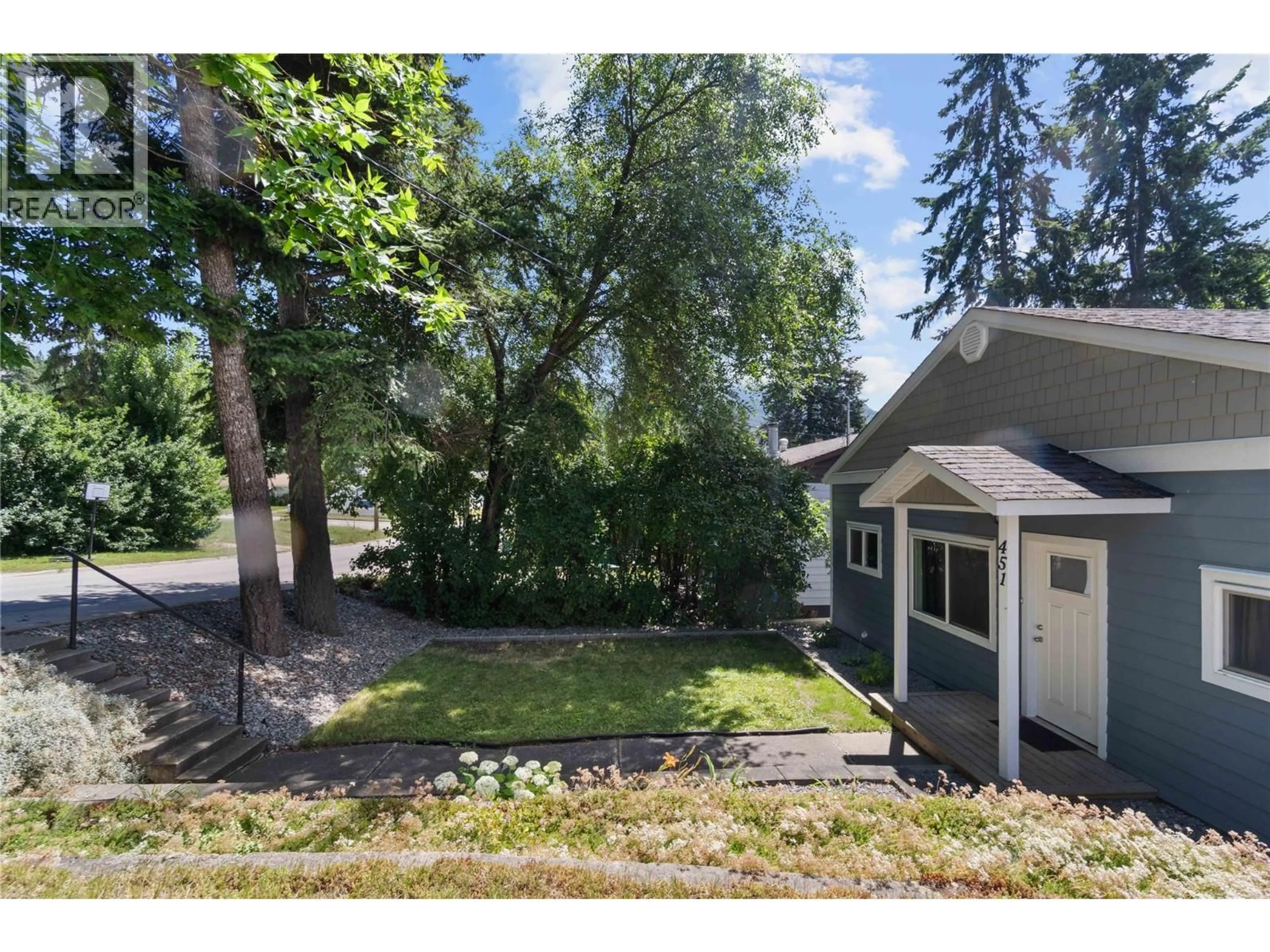 A pic from outside/outdoor area/front of a property/back of a property/a pic from drone, street for 451 3 STREET SOUTHEAST, Salmon Arm British Columbia V1E4G6