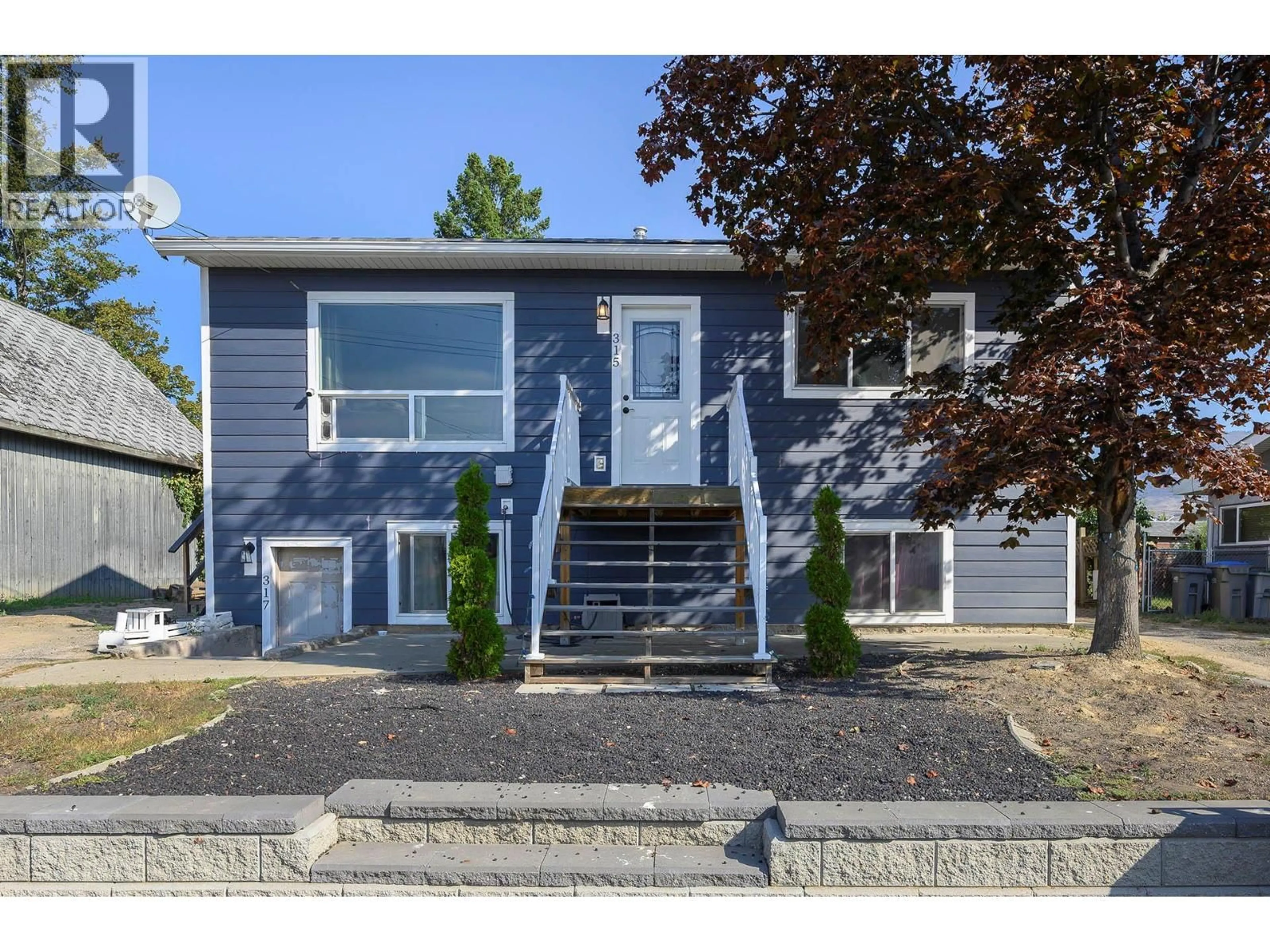 Home with vinyl exterior material, street for 315/317 OAK ROAD, Kamloops British Columbia V2B1K9