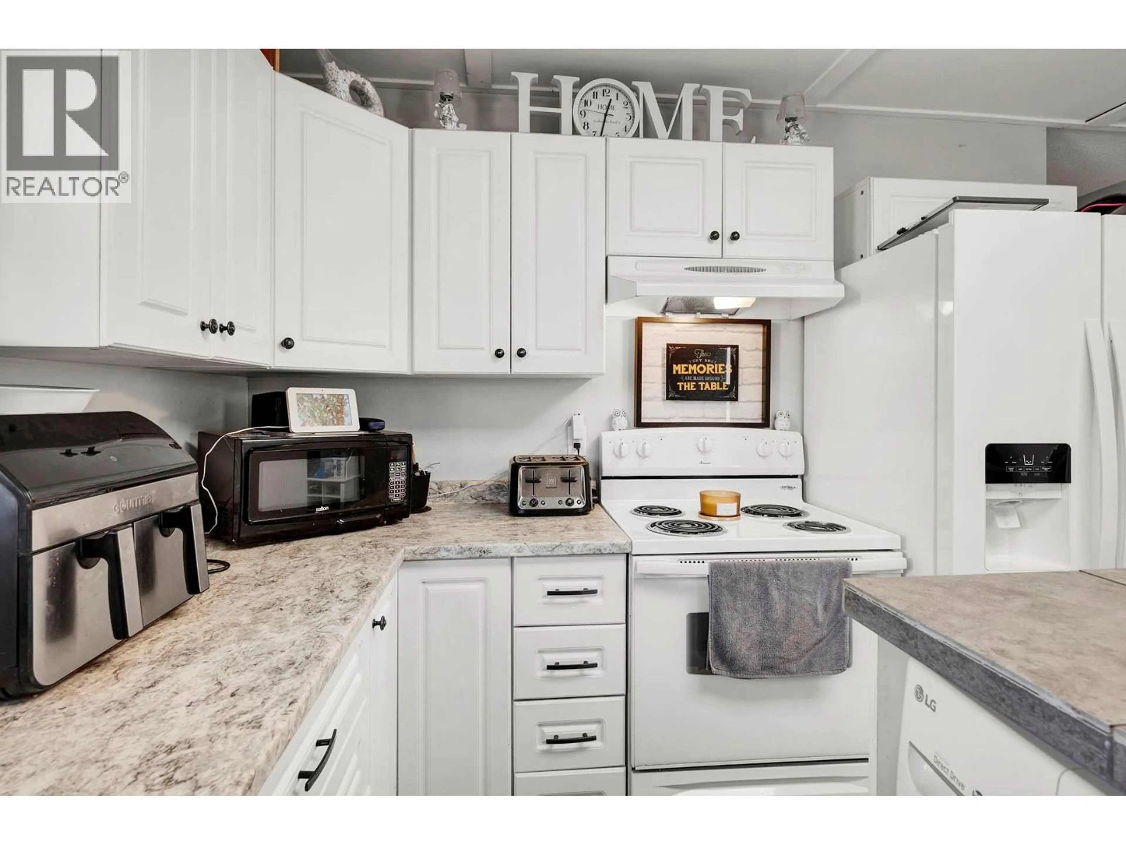 Open concept kitchen, unknown for 315/317 OAK ROAD, Kamloops British Columbia V2B1K9