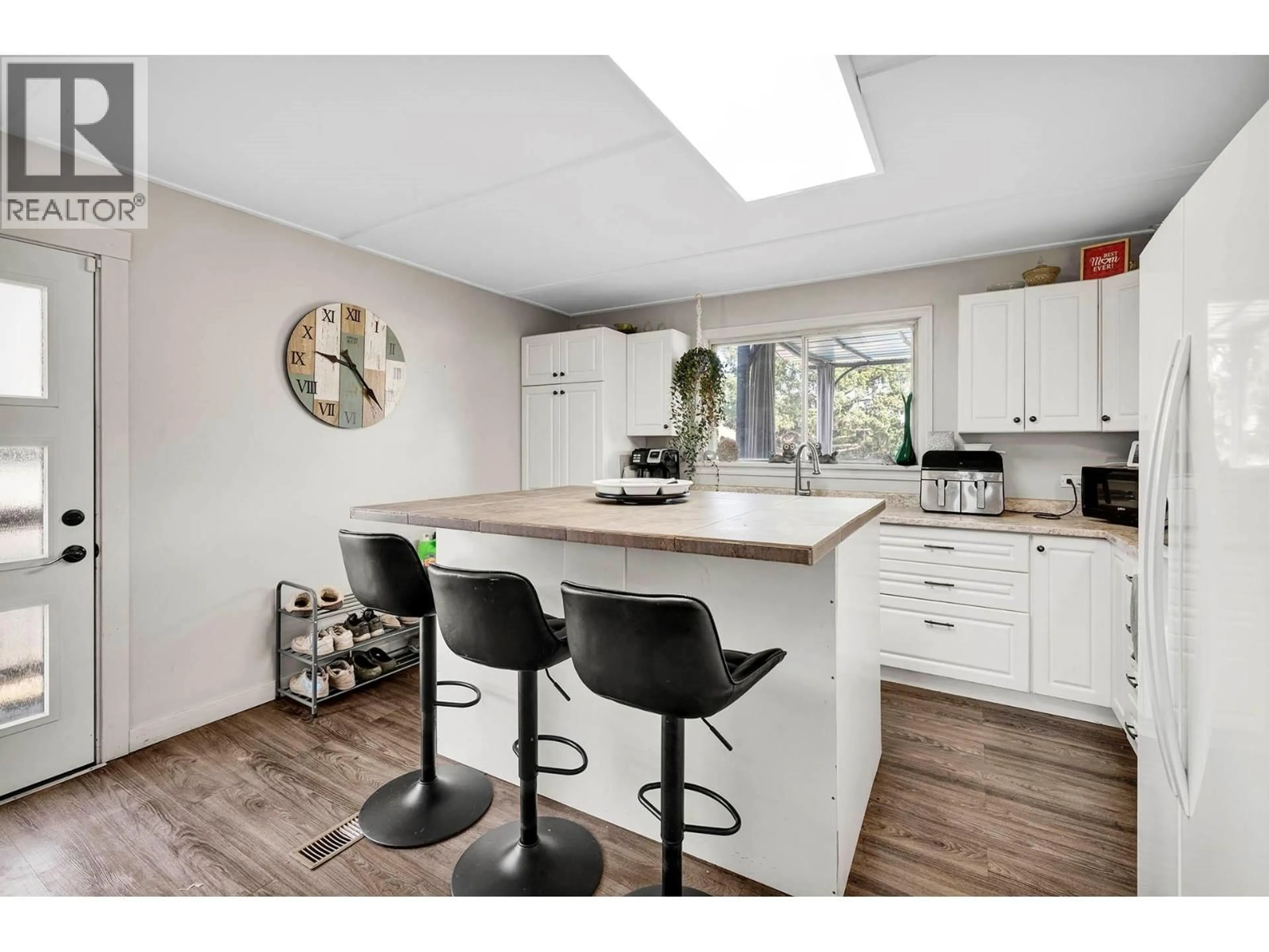 Open concept kitchen, unknown for 315/317 OAK ROAD, Kamloops British Columbia V2B1K9