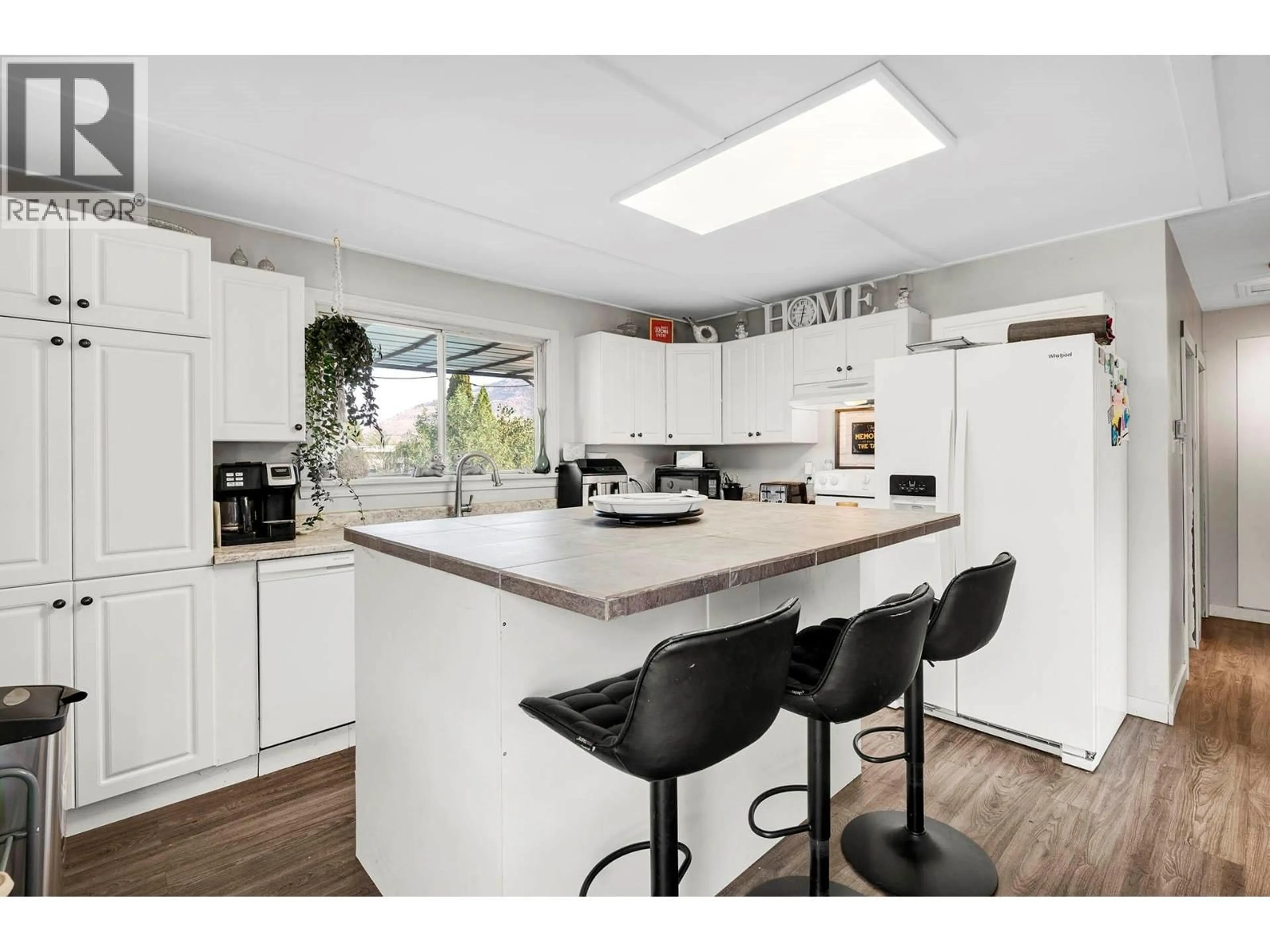 Open concept kitchen, unknown for 315/317 OAK ROAD, Kamloops British Columbia V2B1K9