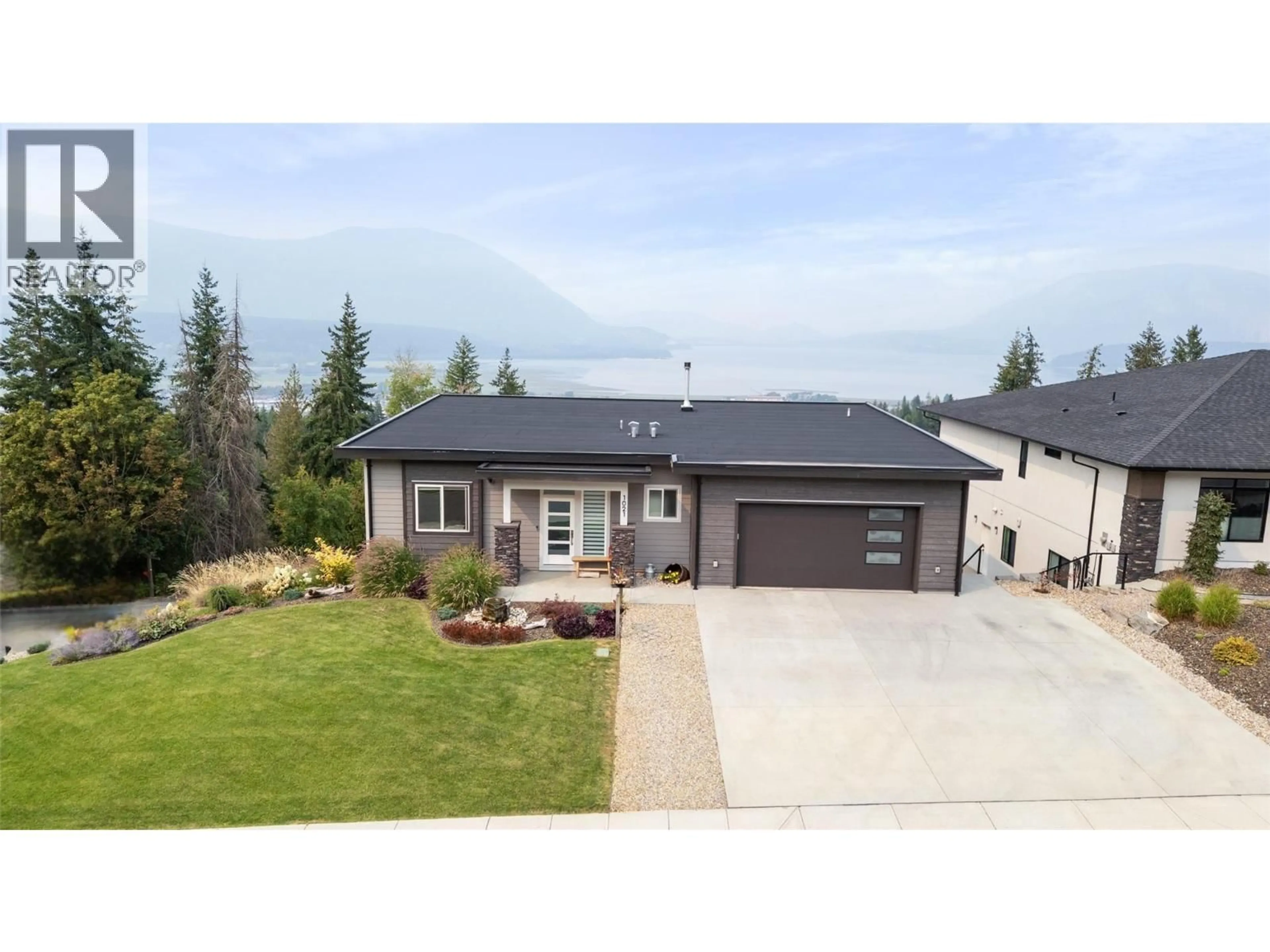 A pic from outside/outdoor area/front of a property/back of a property/a pic from drone, street for 1021 17 AVENUE SOUTHEAST, Salmon Arm British Columbia V1E2G2