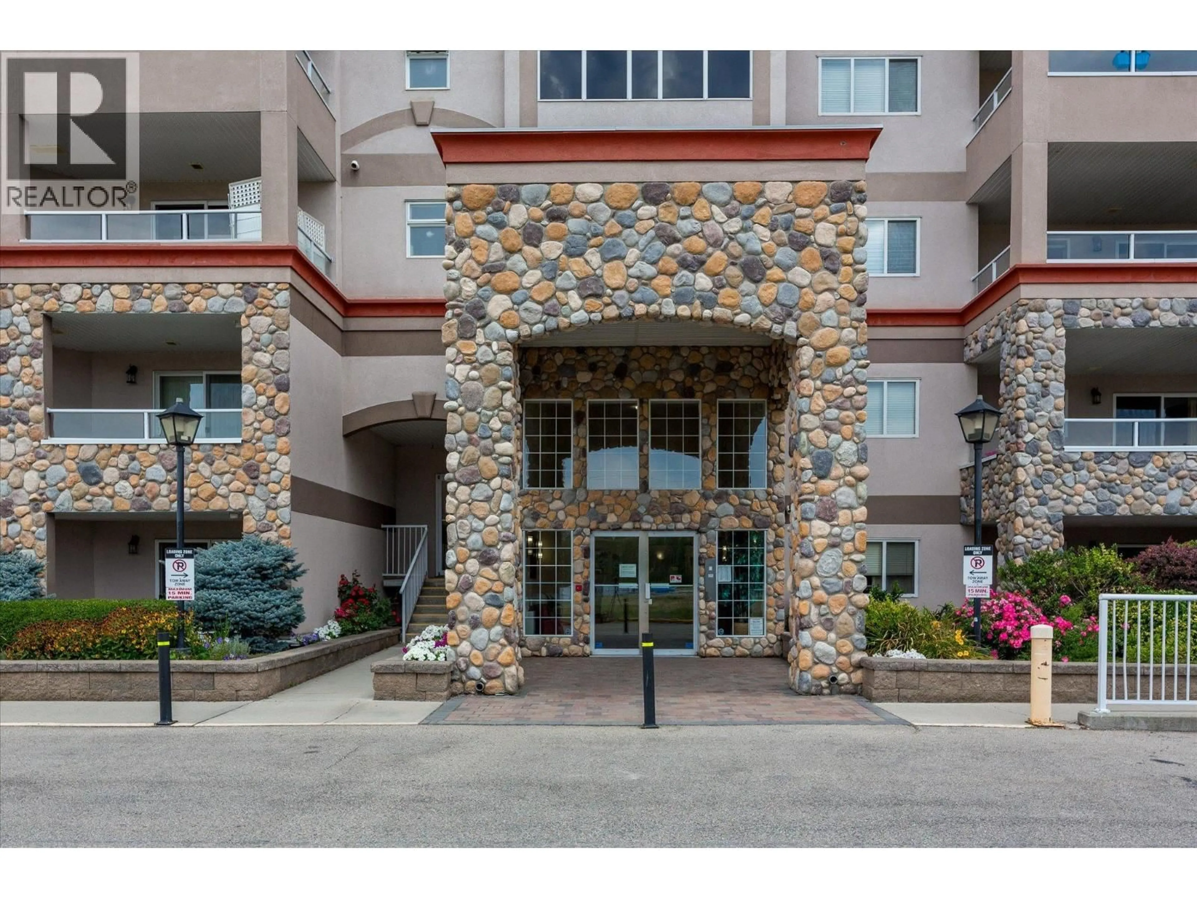 Indoor foyer for 601 - 1967 UNDERHILL STREET, Kelowna British Columbia V1X8C9