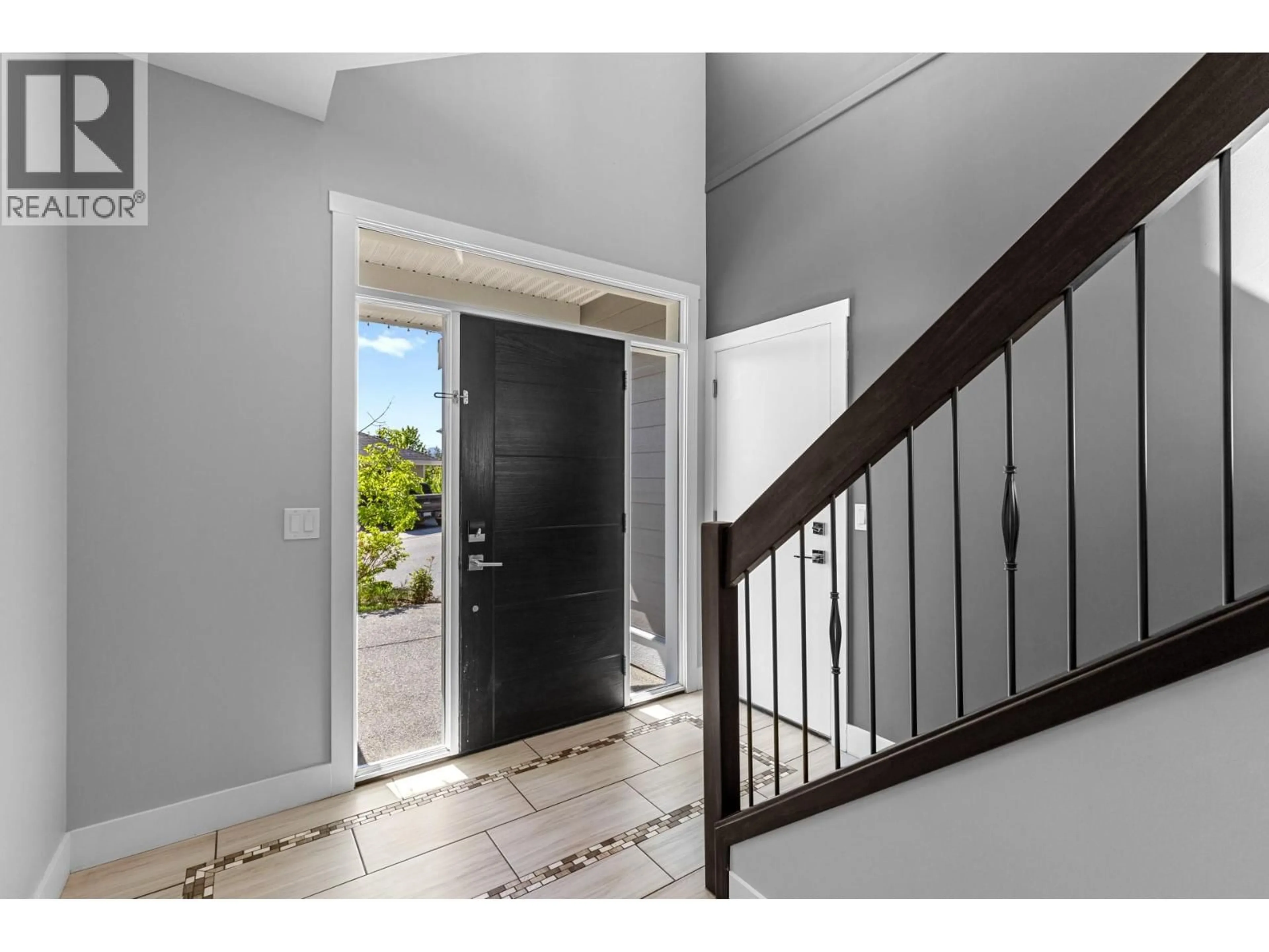 Indoor entryway for 272 UPPER CANYON DRIVE NORTH, Kelowna British Columbia V1V3C7