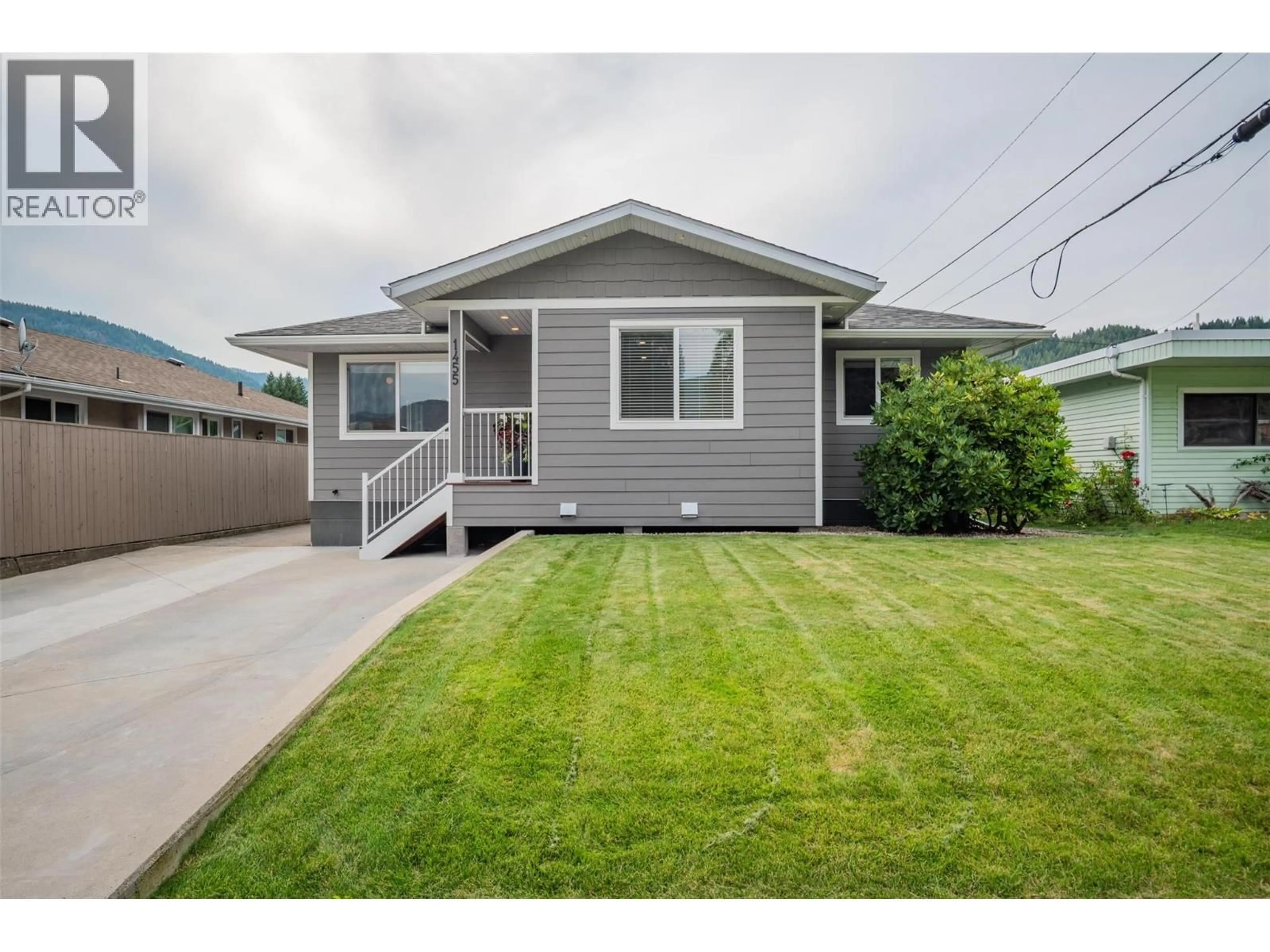 Home with vinyl exterior material, street for 1455 DAISY STREET, Trail British Columbia V1R2R7