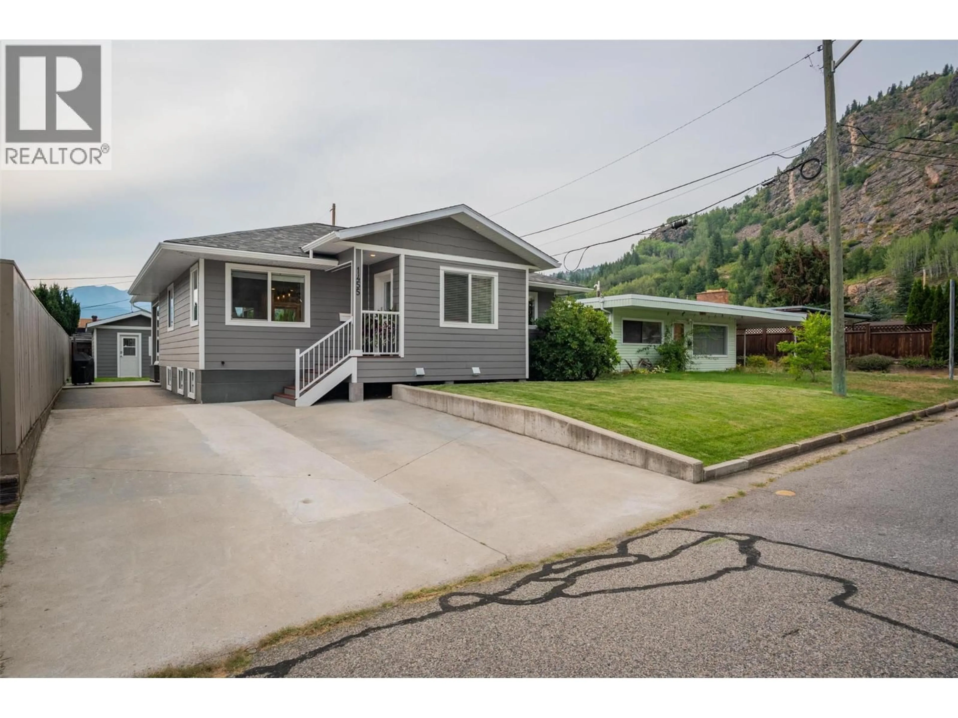 Home with vinyl exterior material, street for 1455 DAISY STREET, Trail British Columbia V1R2R7