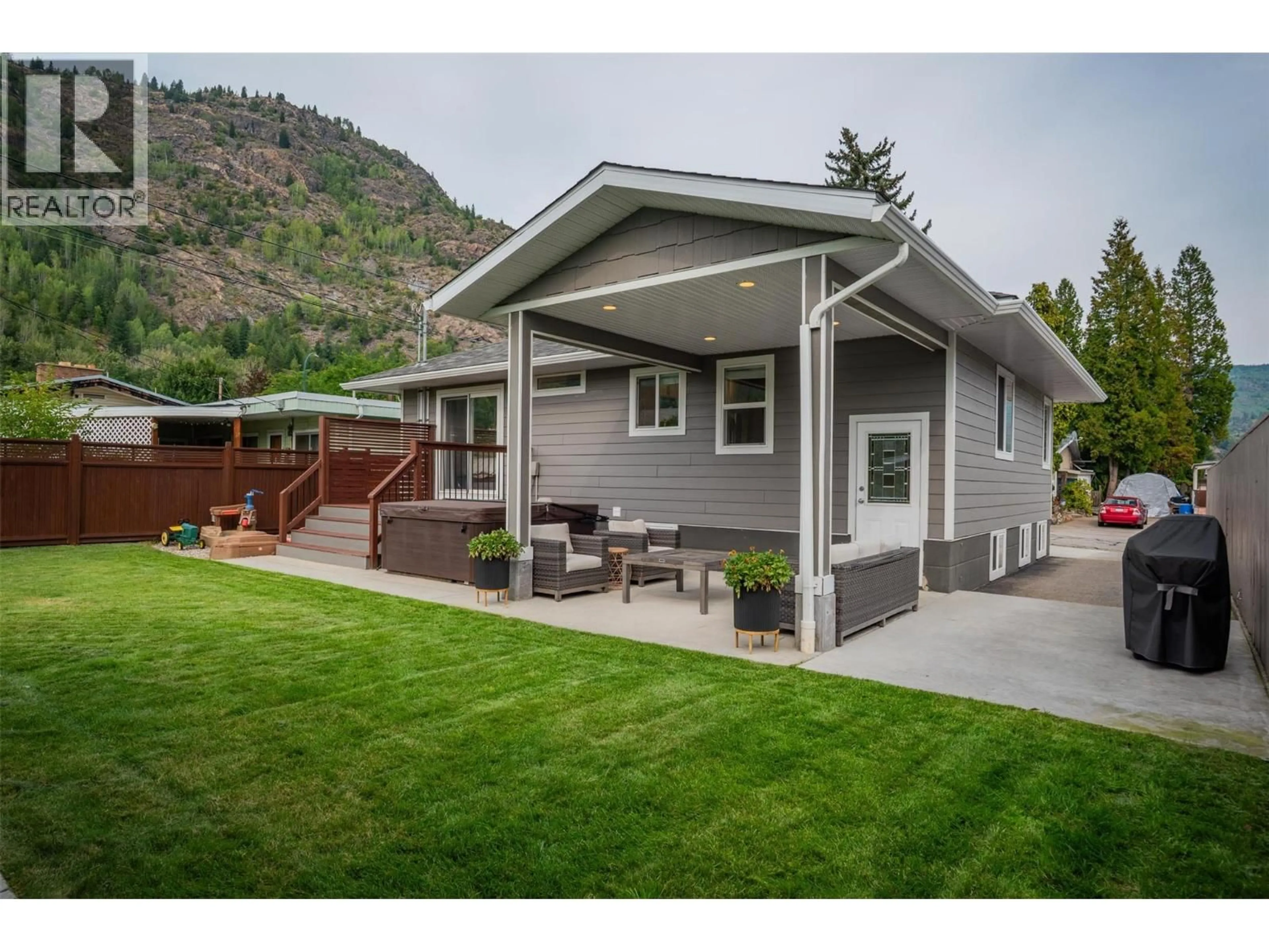 Home with vinyl exterior material, mountain view for 1455 DAISY STREET, Trail British Columbia V1R2R7