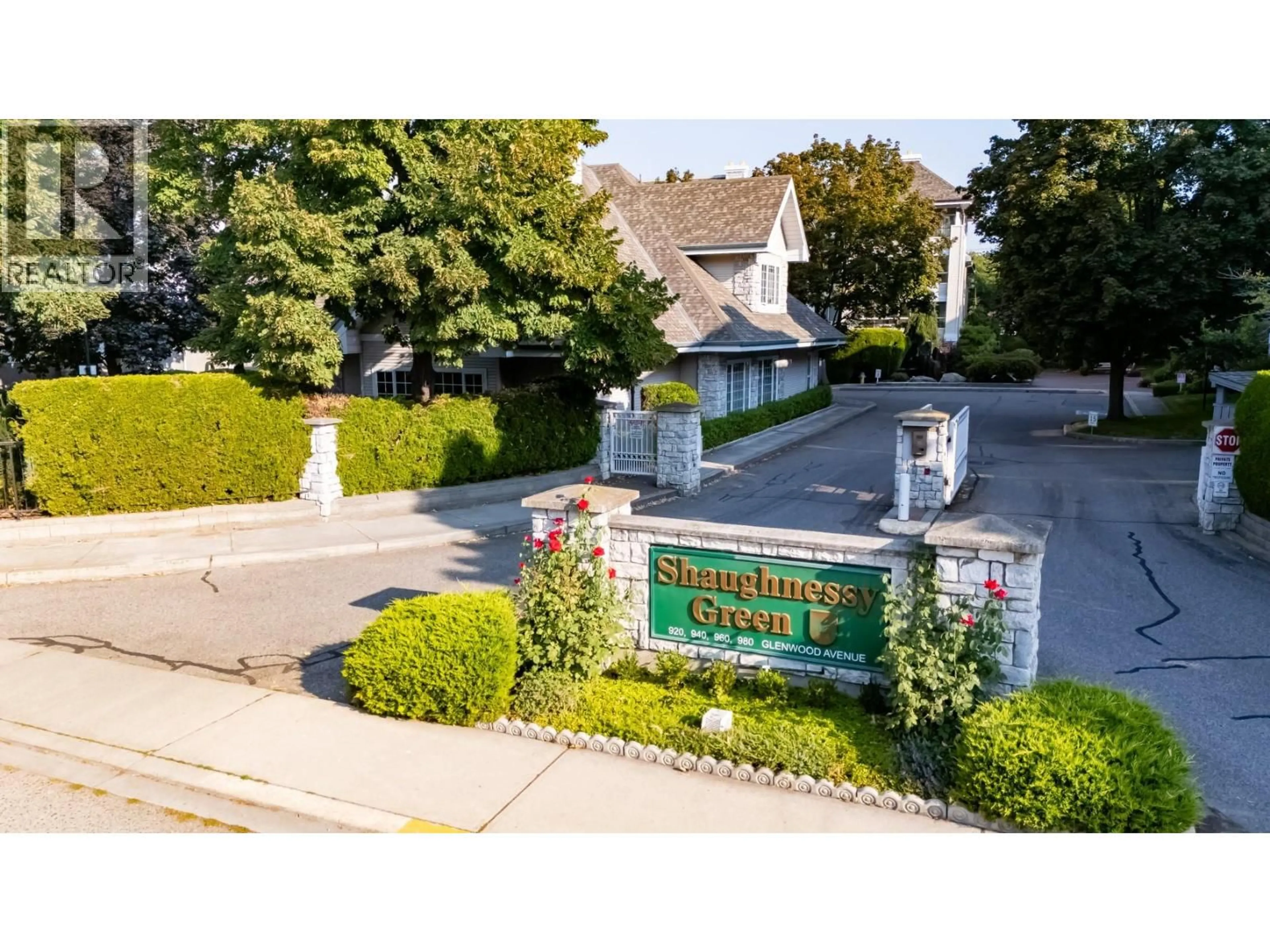 A pic from outside/outdoor area/front of a property/back of a property/a pic from drone, street for 213 - 940 GLENWOOD AVENUE, Kelowna British Columbia V1Y9P2
