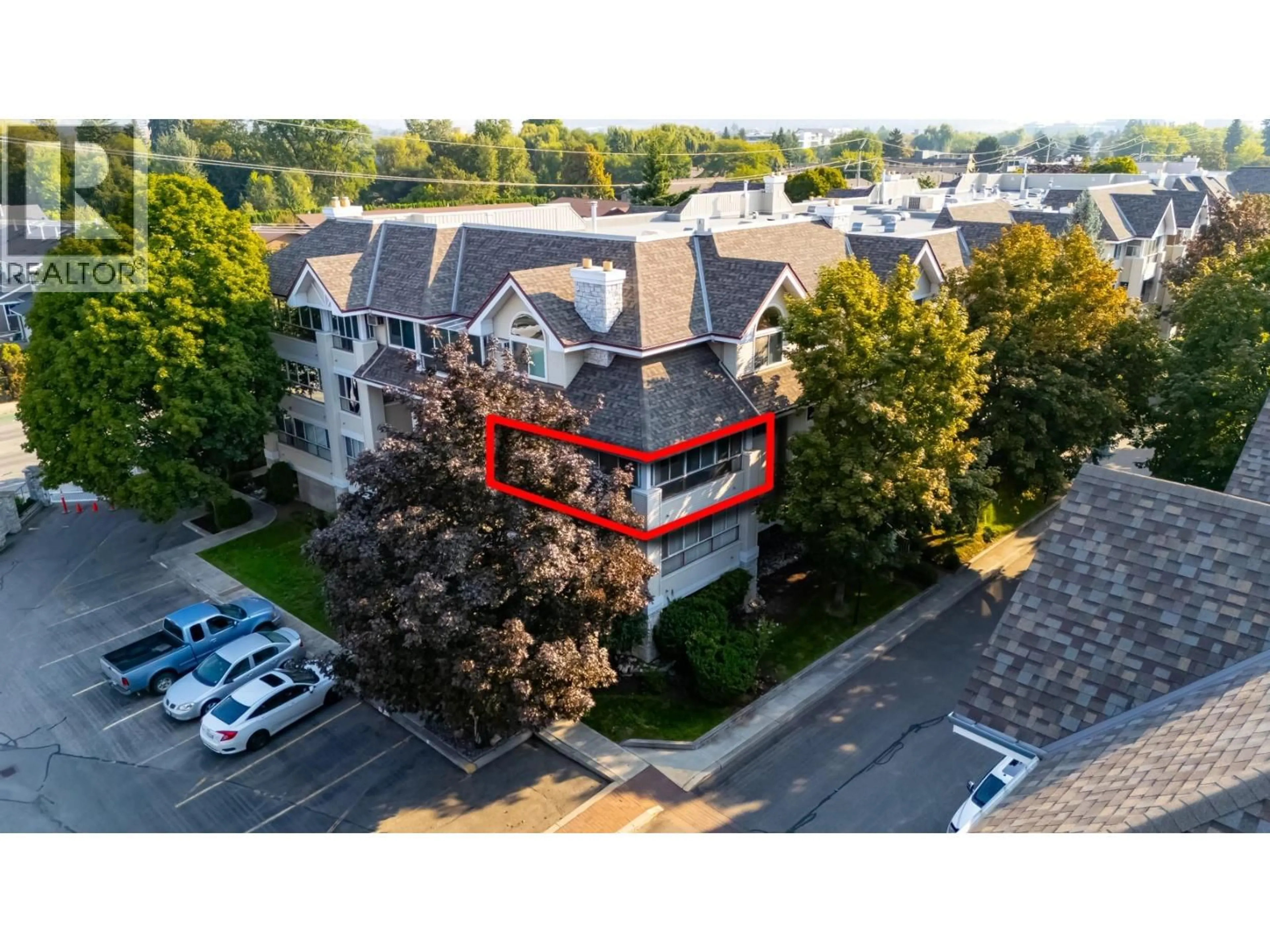 A pic from outside/outdoor area/front of a property/back of a property/a pic from drone, building for 213 - 940 GLENWOOD AVENUE, Kelowna British Columbia V1Y9P2