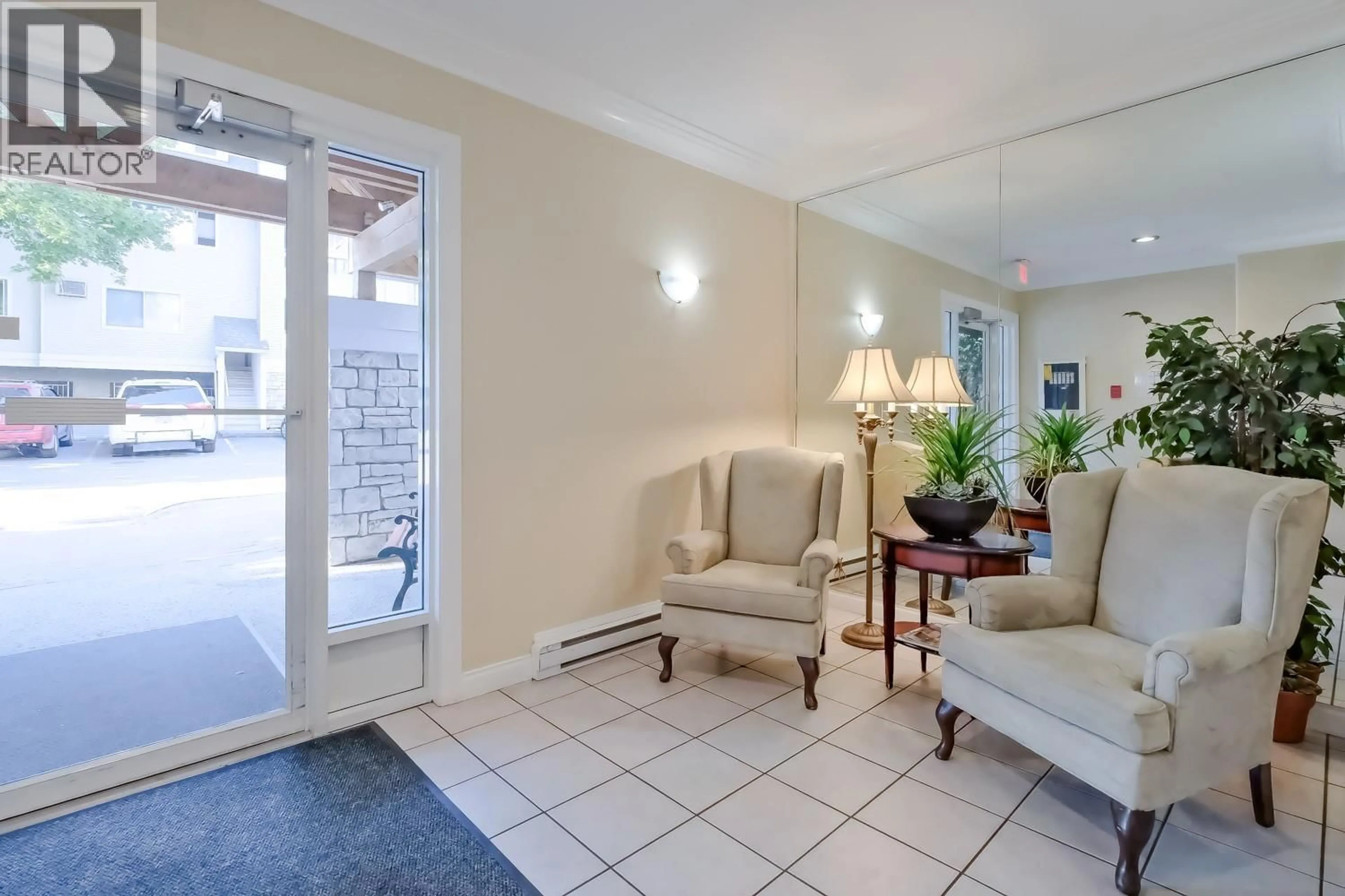 Indoor foyer for 213 - 940 GLENWOOD AVENUE, Kelowna British Columbia V1Y9P2