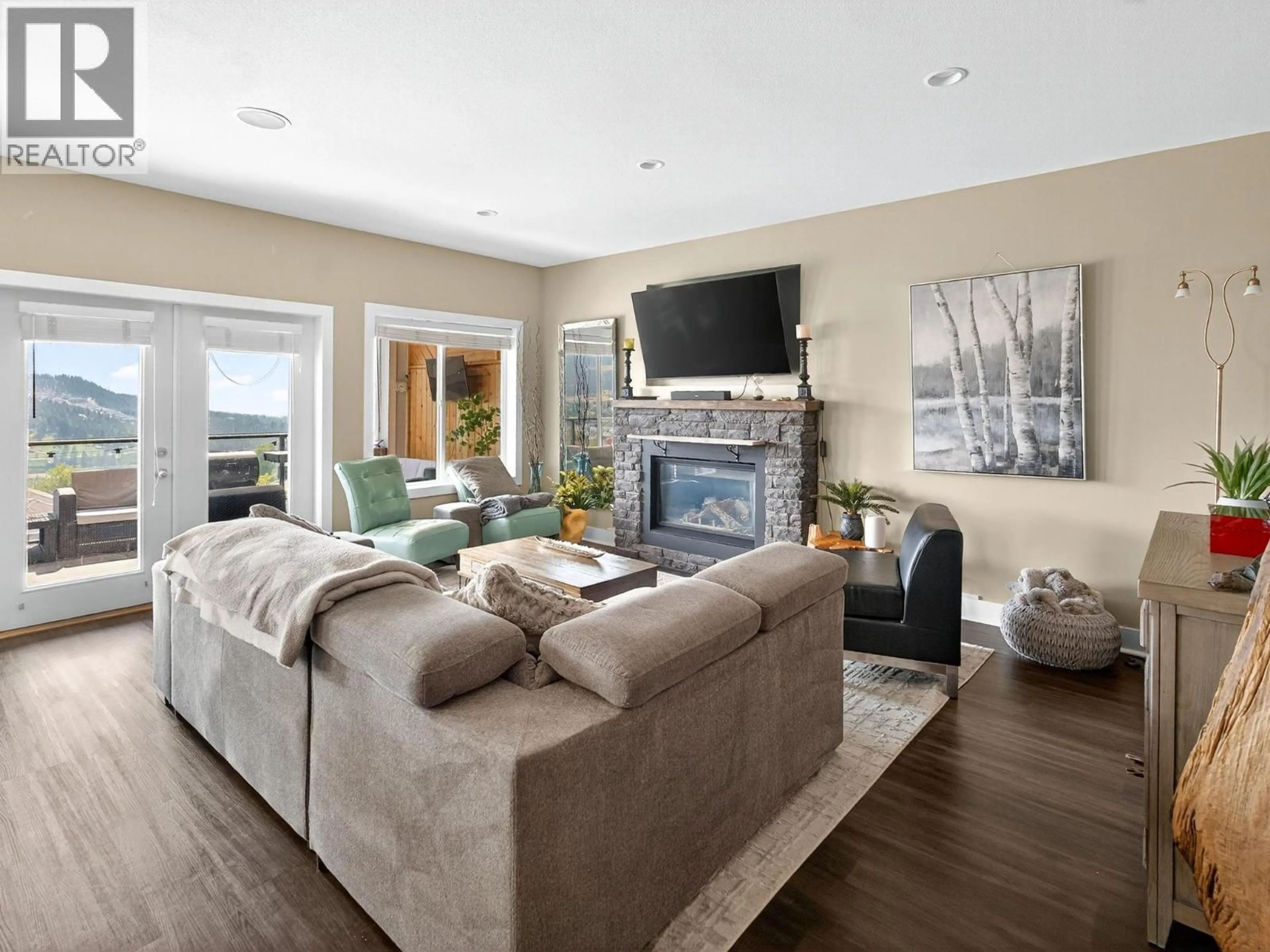 Living room with furniture, unknown for 1365 NISHI COURT, Kelowna British Columbia V1P1S2