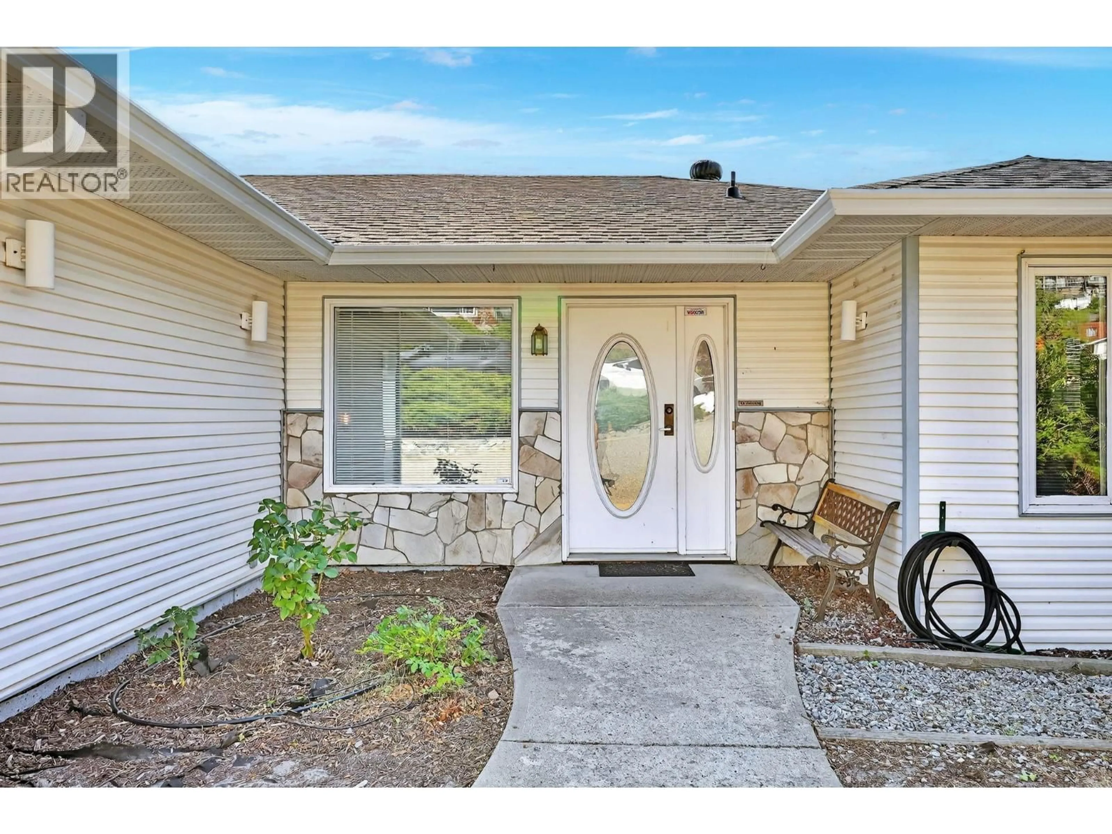 Indoor entryway for 3715 LORNELL CRESCENT, Peachland British Columbia V0H1X2