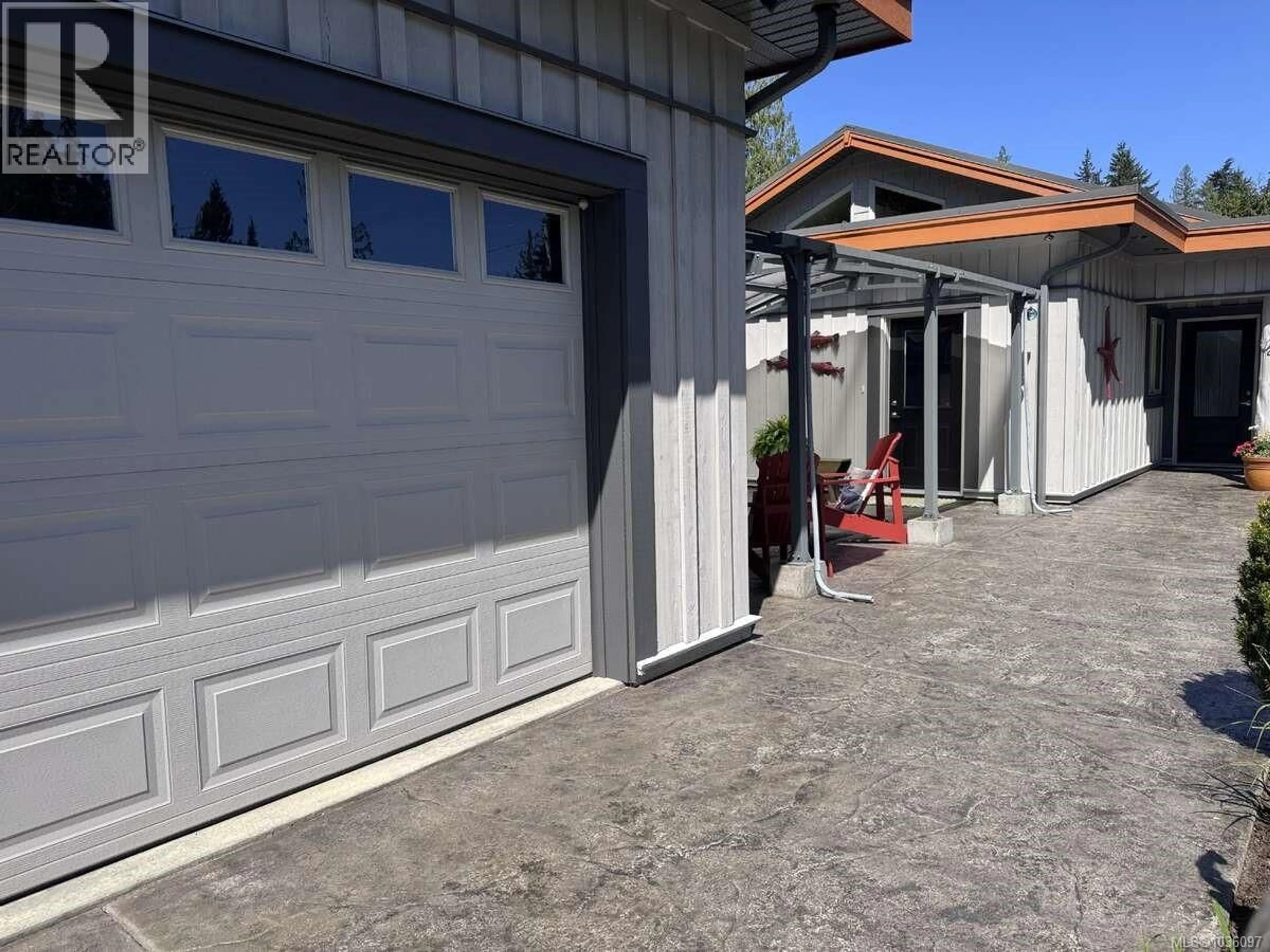 Indoor garage for 3881 CHARLTON DRIVE, Qualicum Beach British Columbia V9K1Z3