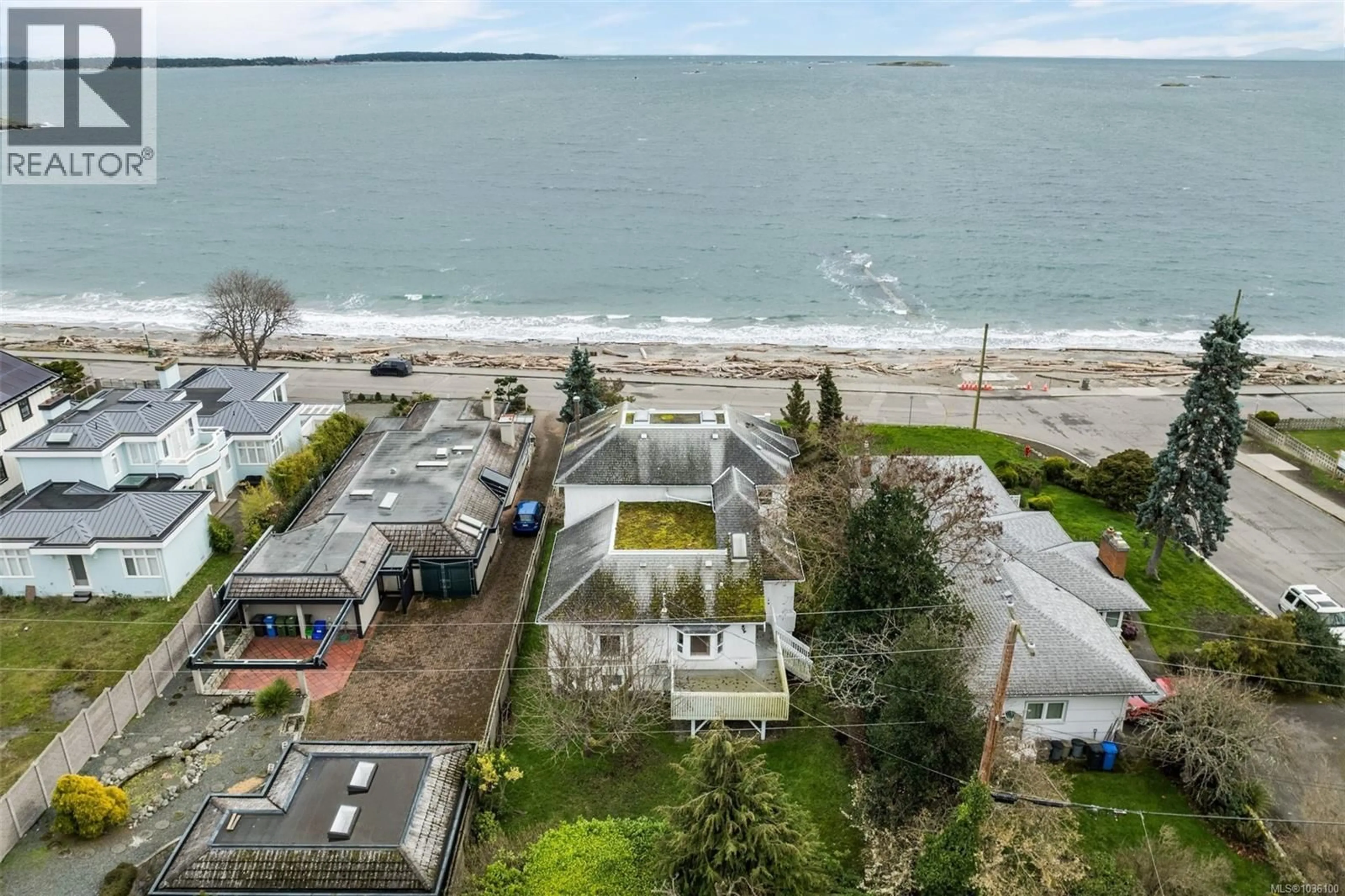 A pic from outside/outdoor area/front of a property/back of a property/a pic from drone, water/lake/river/ocean view for 2524 ESPLANADE, Oak Bay British Columbia V8R2W3