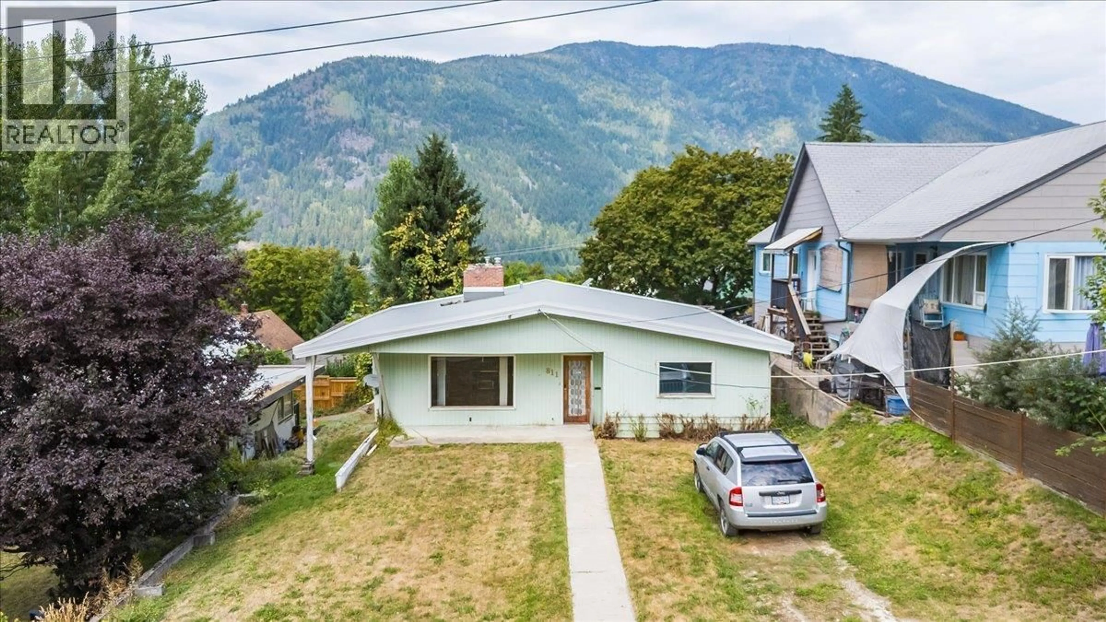 A pic from outside/outdoor area/front of a property/back of a property/a pic from drone, mountain view for 811 LATIMER STREET, Nelson British Columbia V1L4V6