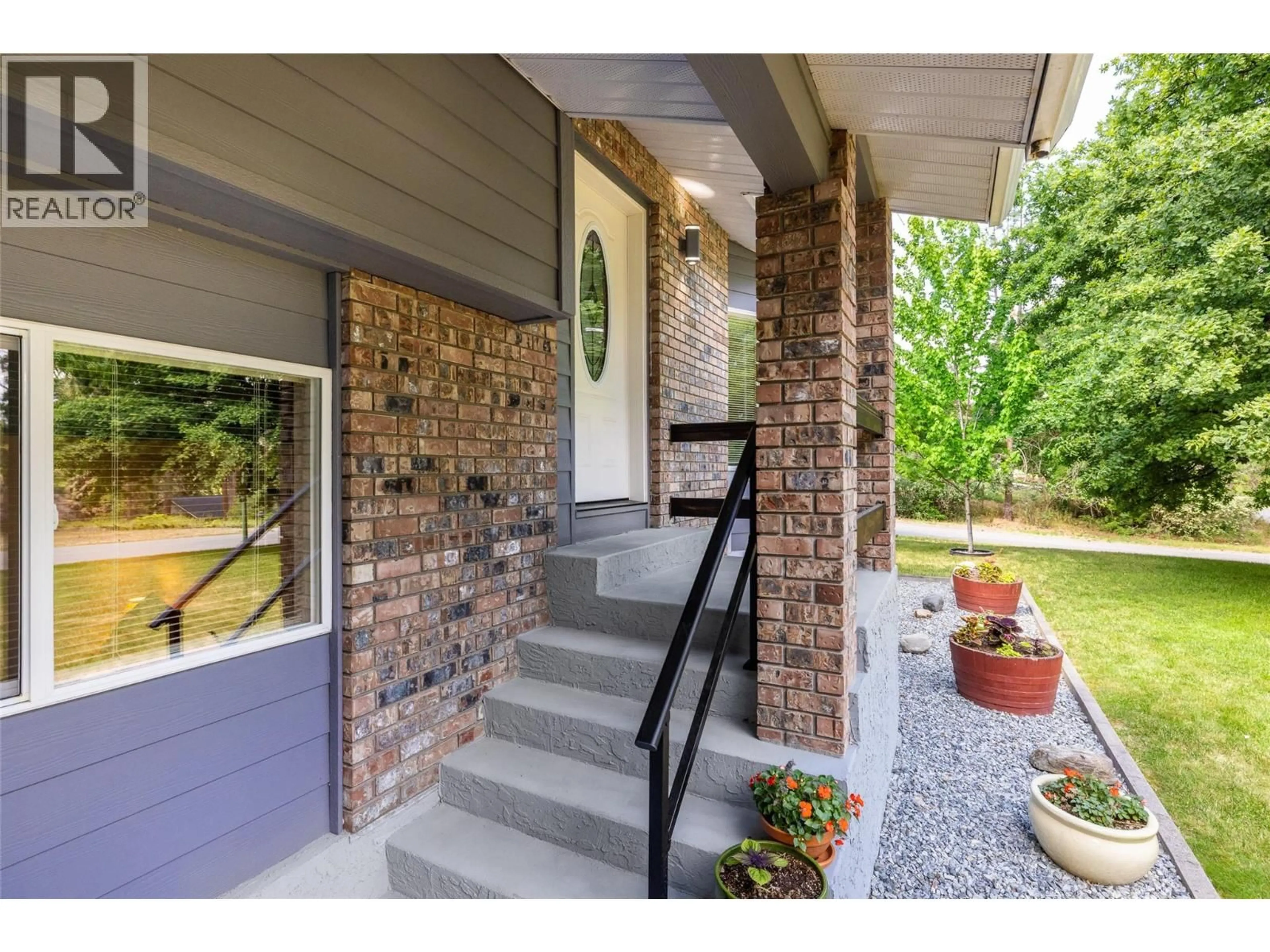 Indoor entryway for 1423 MISSION RIDGE DRIVE, Kelowna British Columbia V1W3B1