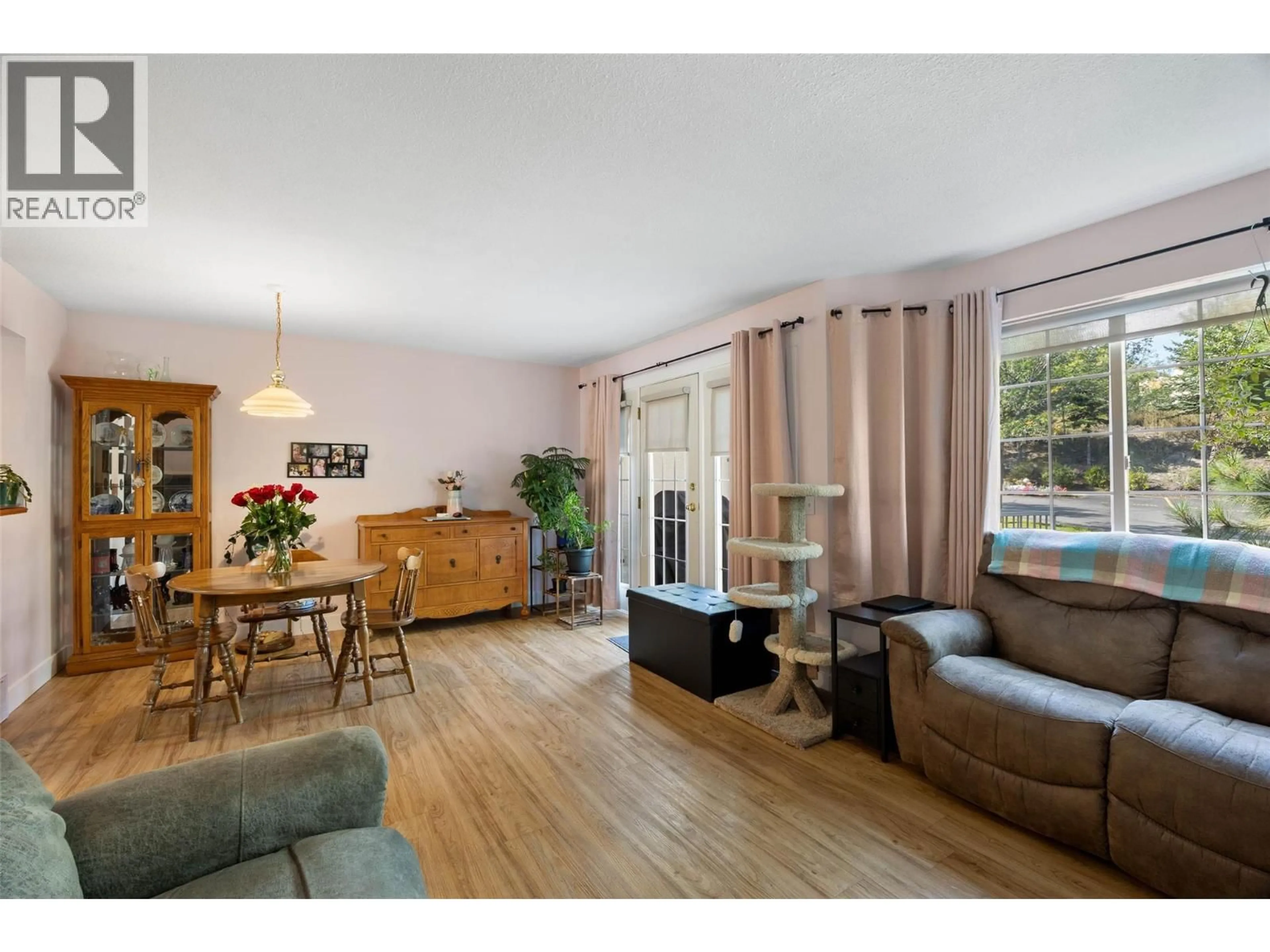 Living room with furniture, wood/laminate floor for 25 - 2020 ROBSON PLACE, Kamloops British Columbia V2E2N2