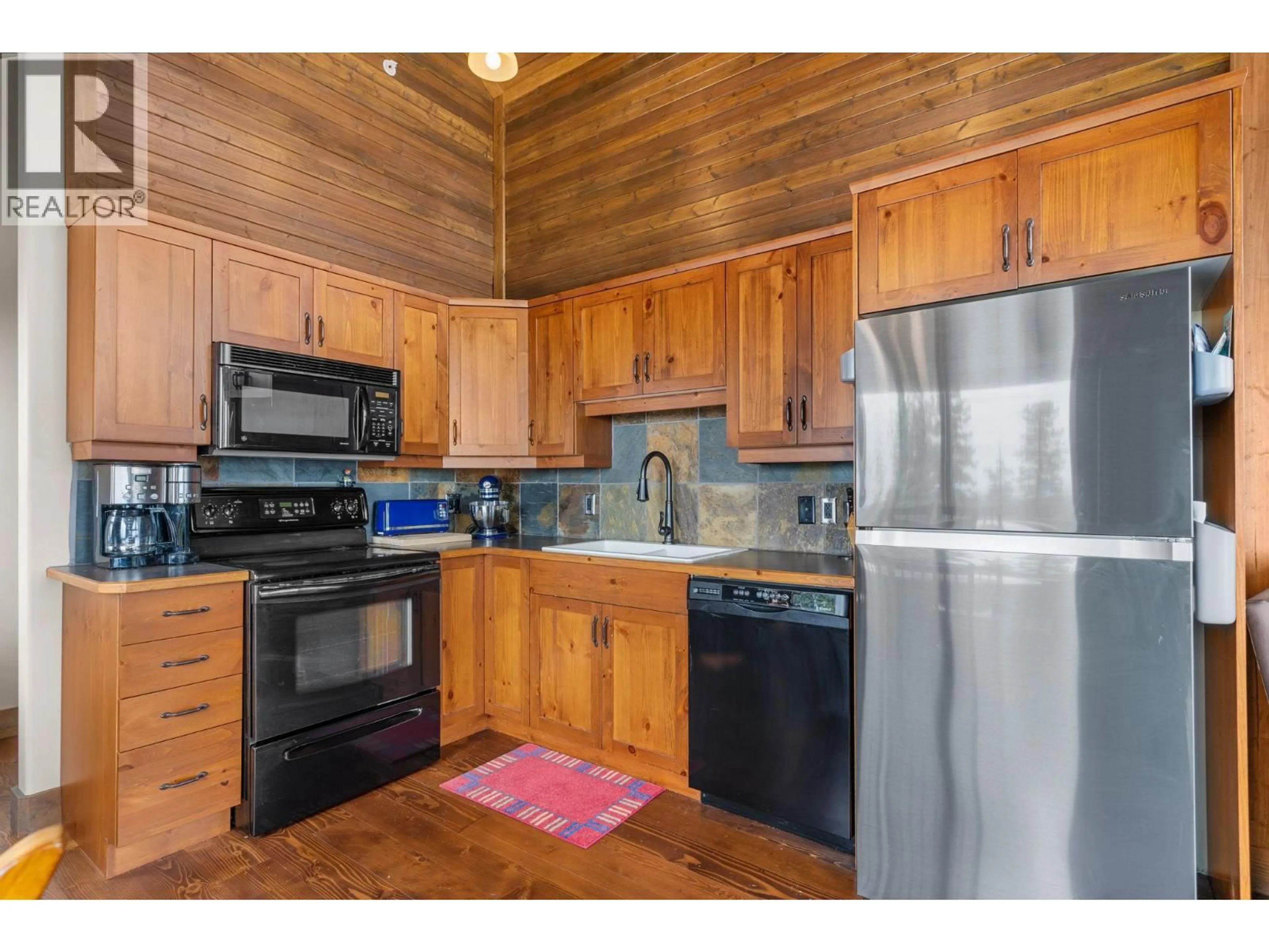 Standard kitchen, wood/laminate floor for 5890 SNOW PINES CRESCENT, Big White British Columbia V1P1P3
