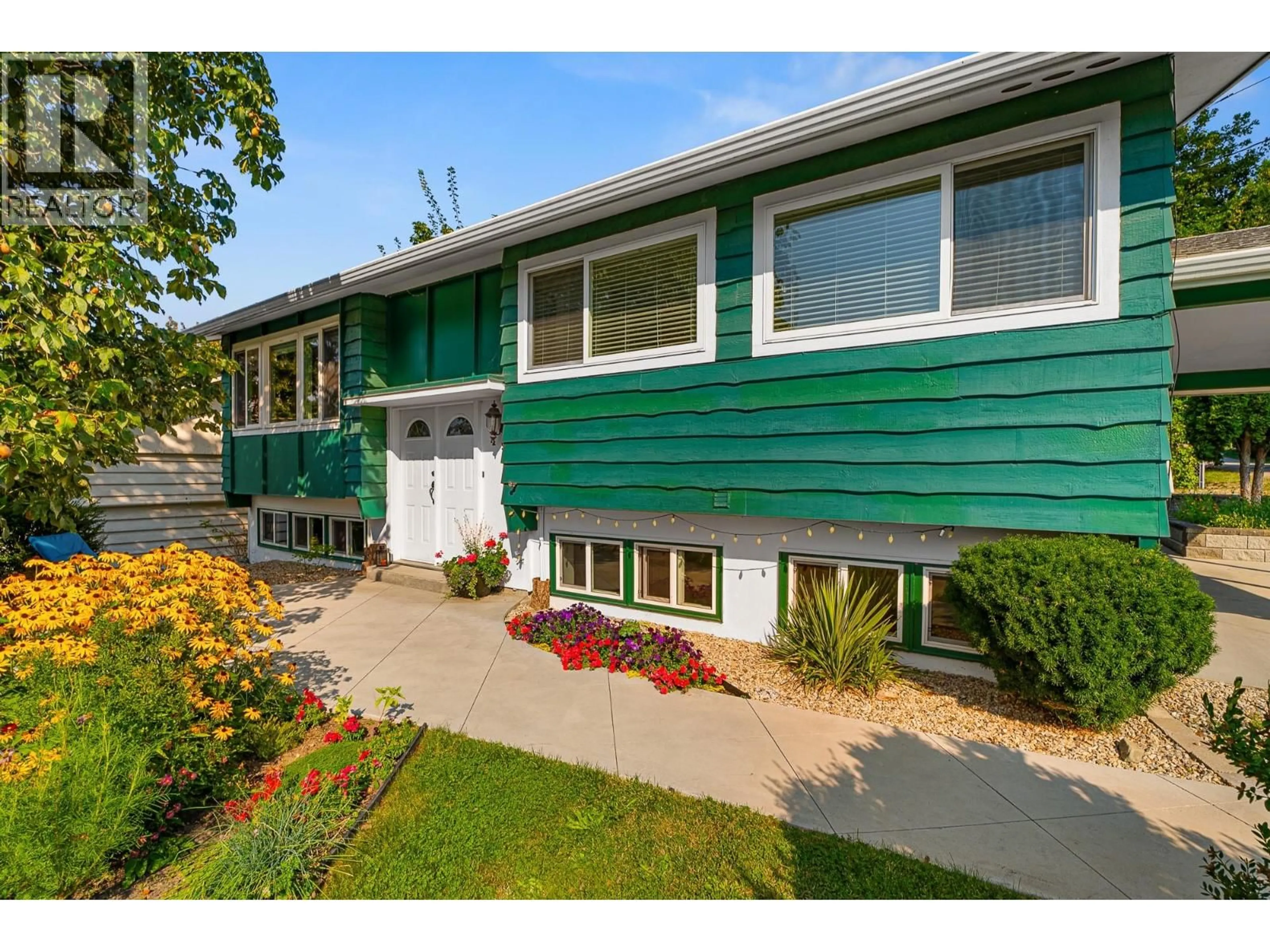 Home with vinyl exterior material, street for 490 6 STREET SOUTHEAST, Salmon Arm British Columbia V1E4E9