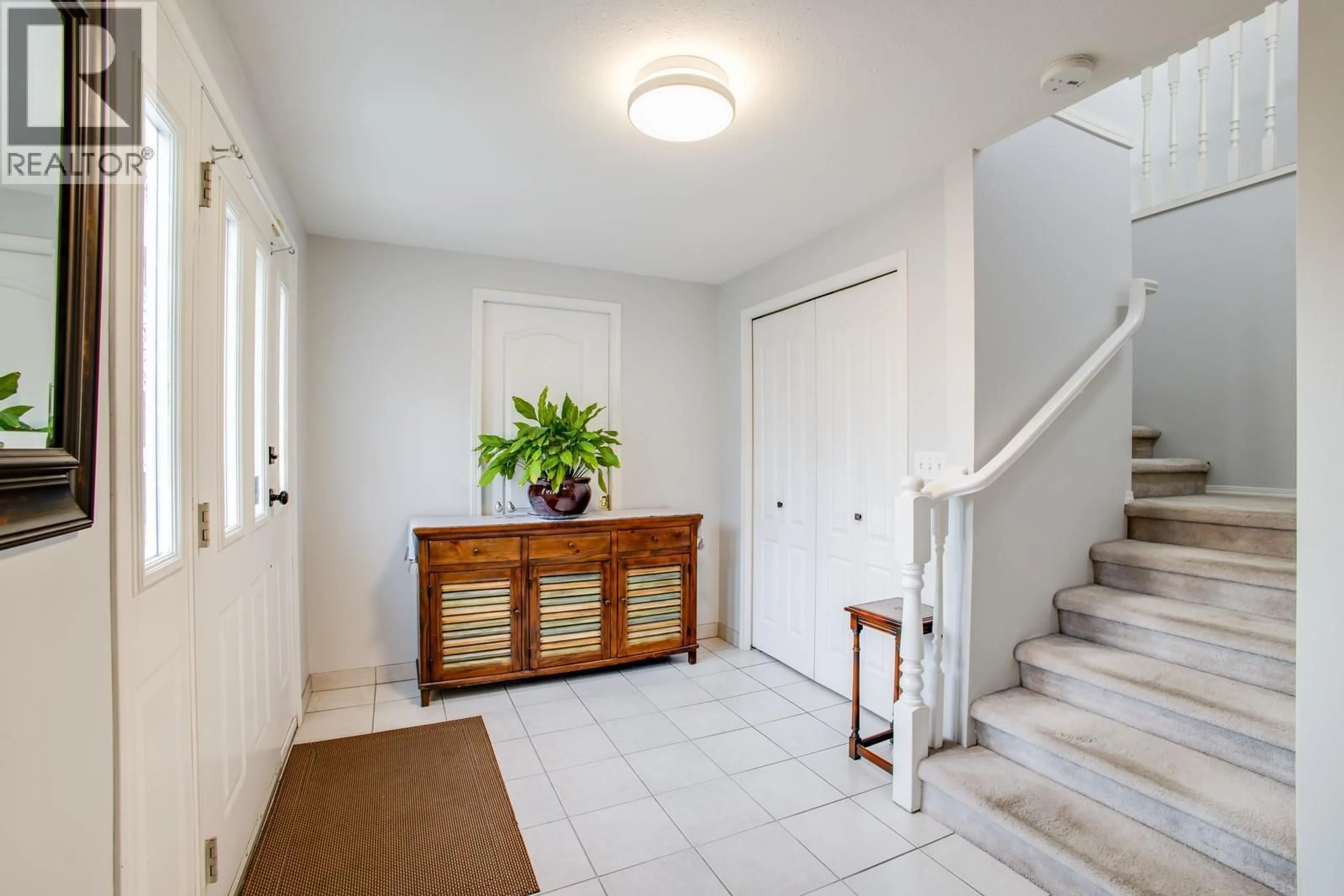 Indoor entryway for 1650 HIGHLAND DRIVE NORTH, Kelowna British Columbia V1Y4K8
