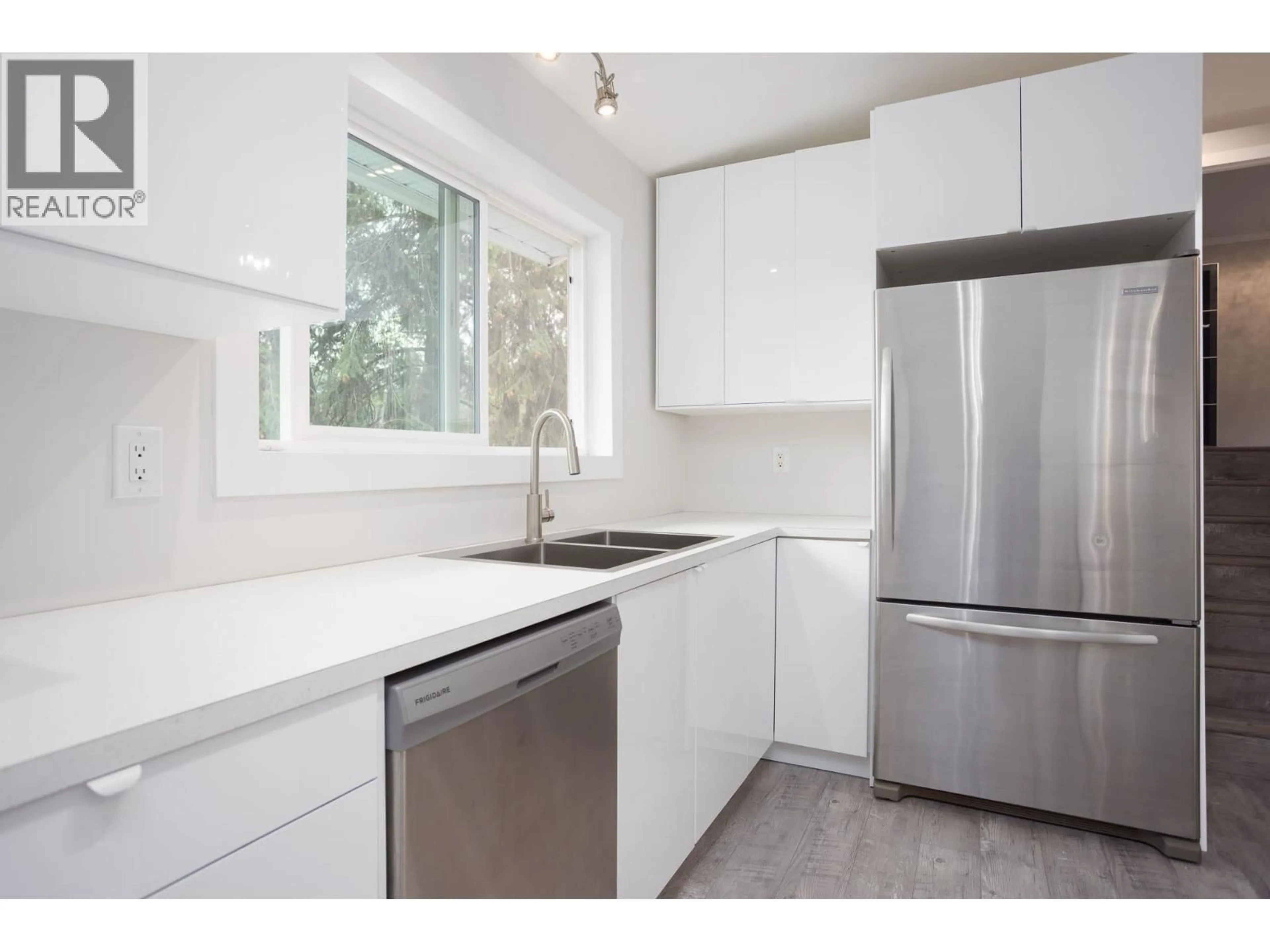 Standard kitchen, unknown for 254 TERRACE DRIVE, Kelowna British Columbia V1V1G2