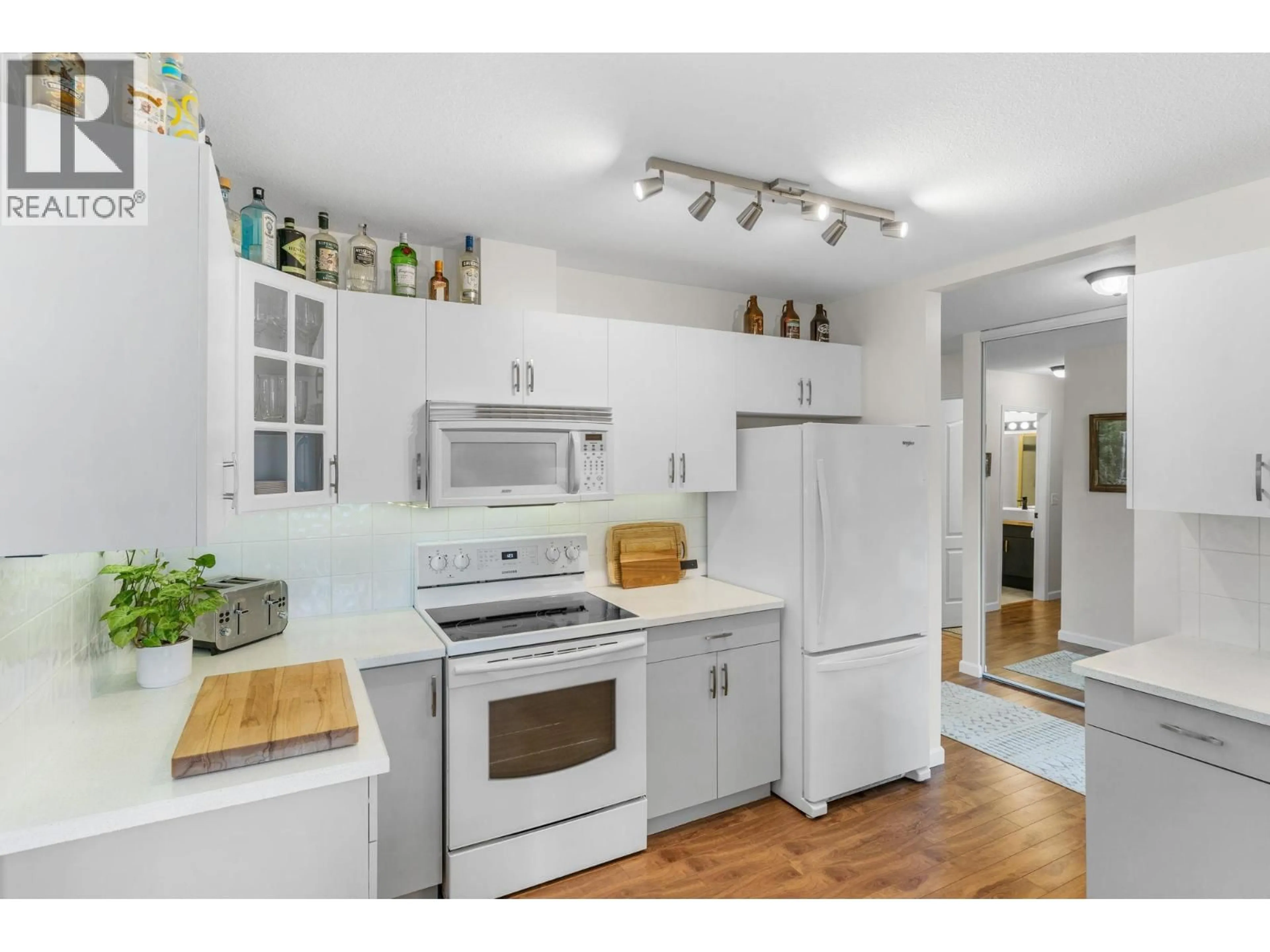 Standard kitchen, unknown for 303 - 709 HOUGHTON ROAD, Kelowna British Columbia V1X7J7