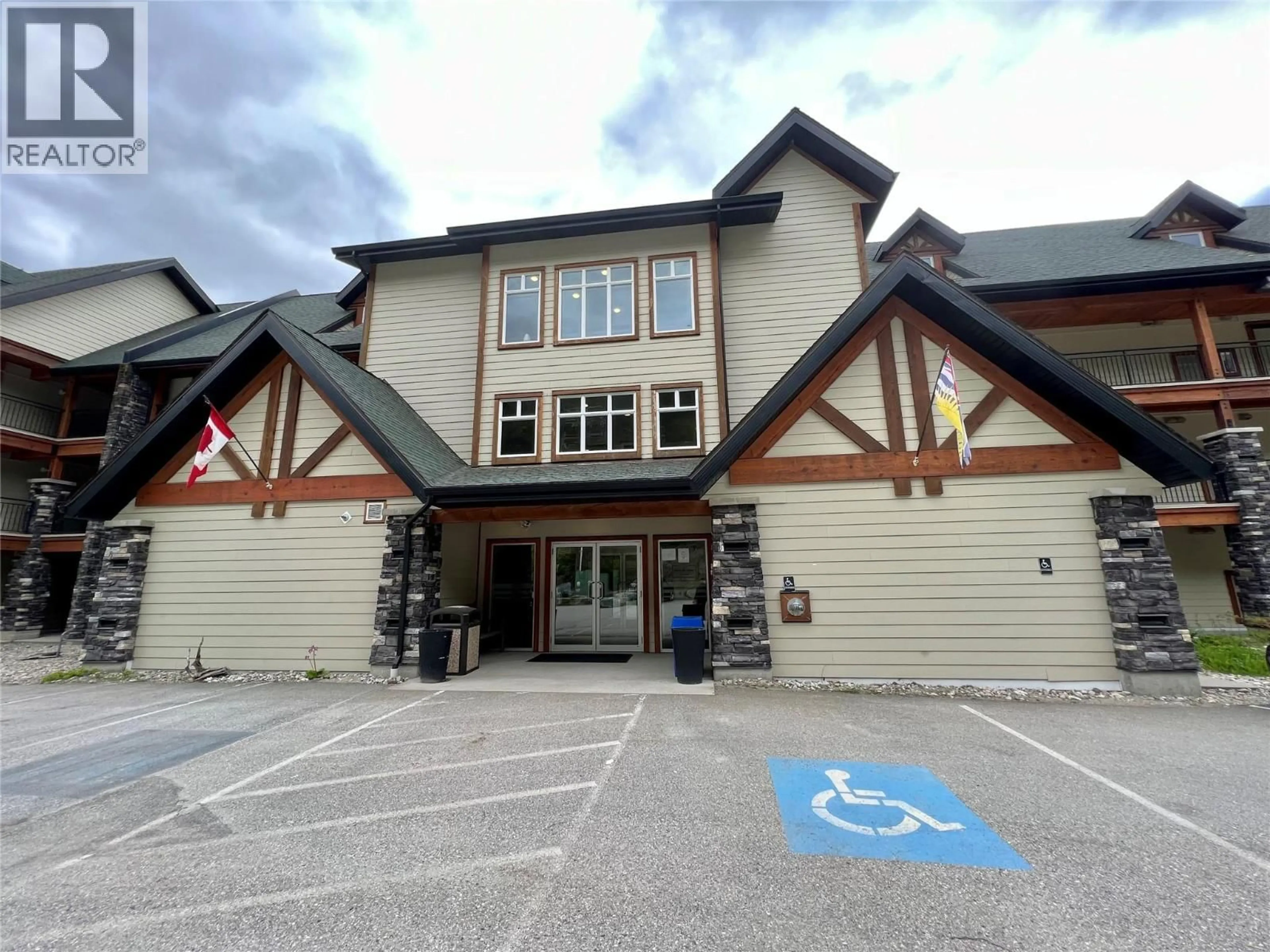 Indoor foyer for 106 - 5570 BROADWATER ROAD, Castlegar British Columbia V1N0A1