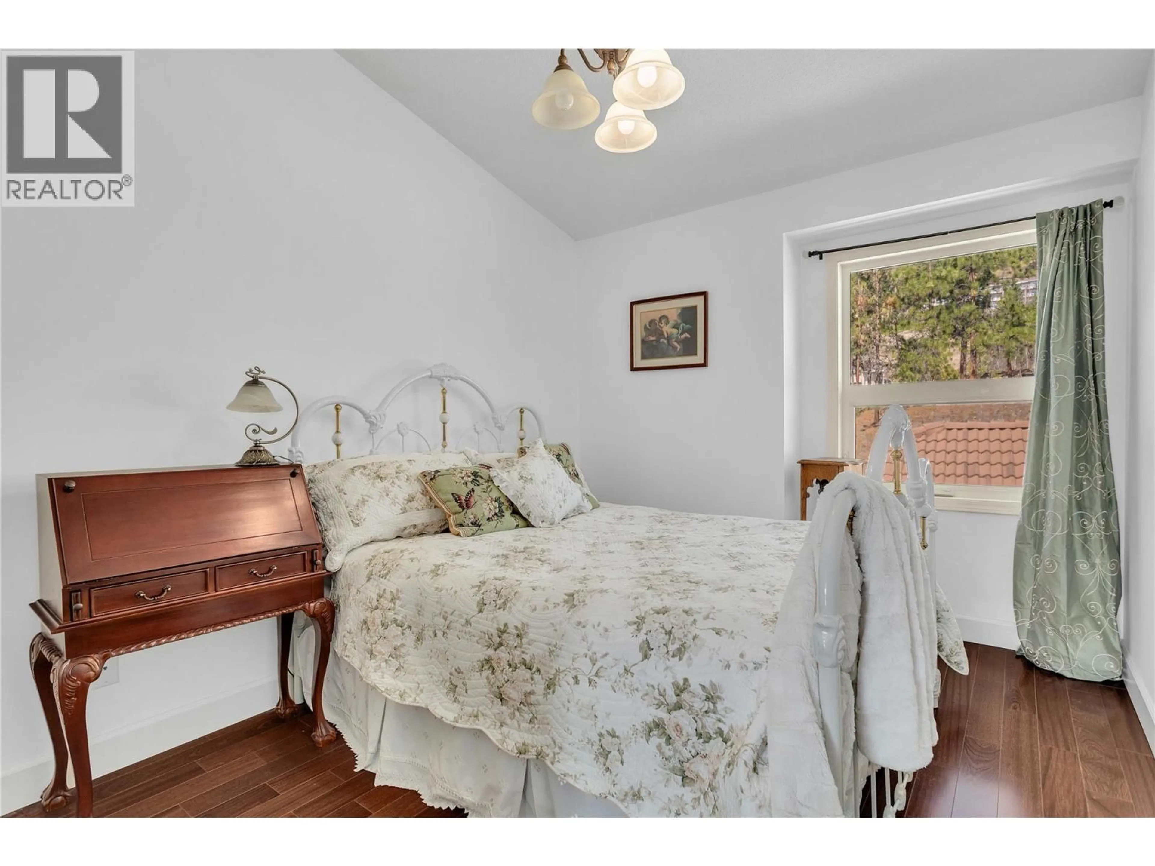 Bedroom with bed, wood/laminate floor for 203 - 4450 PONDEROSA DRIVE, Peachland British Columbia V0H1X5