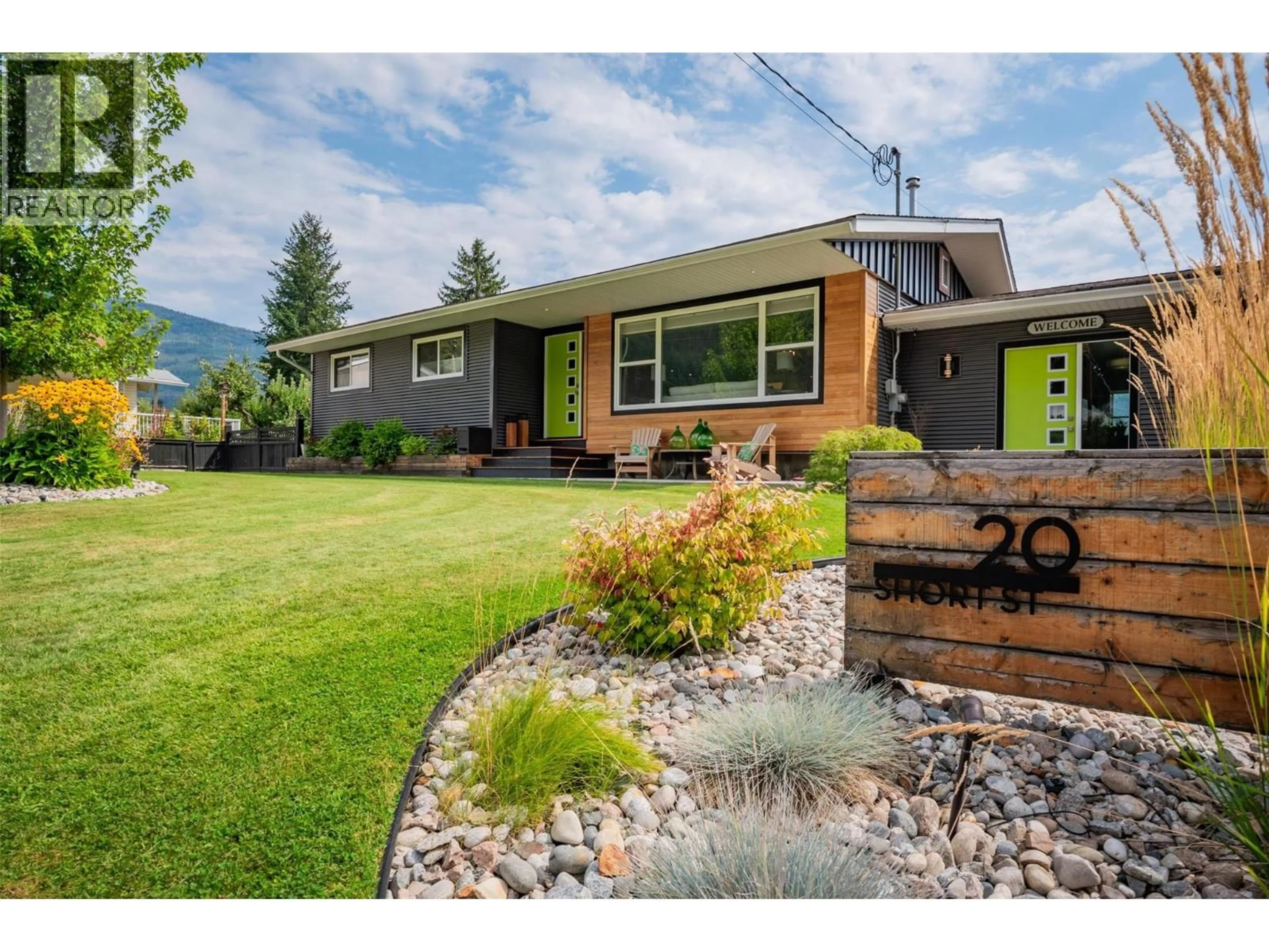 Home with vinyl exterior material, mountain view for 20 SHORT STREET, Fruitvale British Columbia V0G1L0