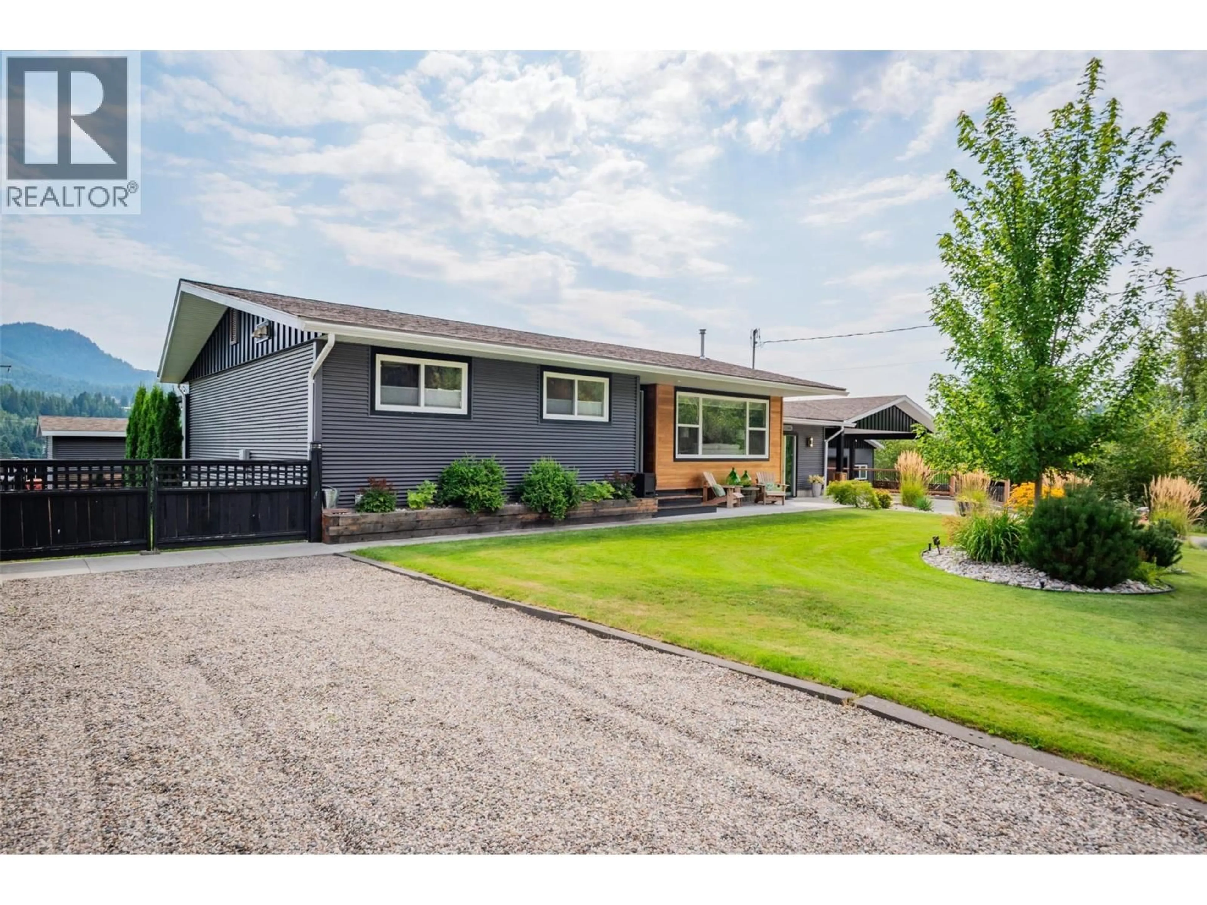 Home with vinyl exterior material, street for 20 SHORT STREET, Fruitvale British Columbia V0G1L0
