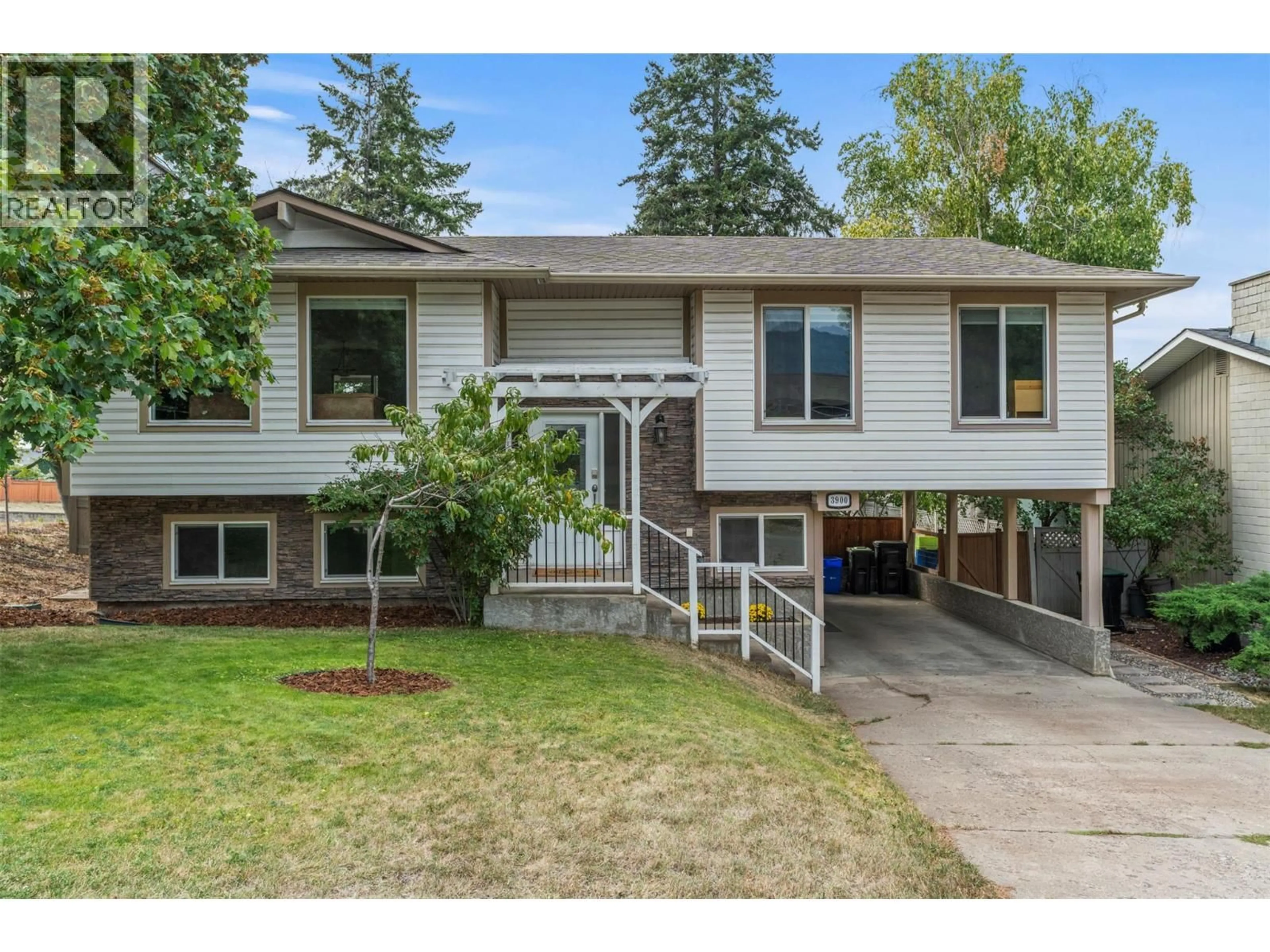 Home with vinyl exterior material, street for 3900 17 STREET, Vernon British Columbia V1T8A4