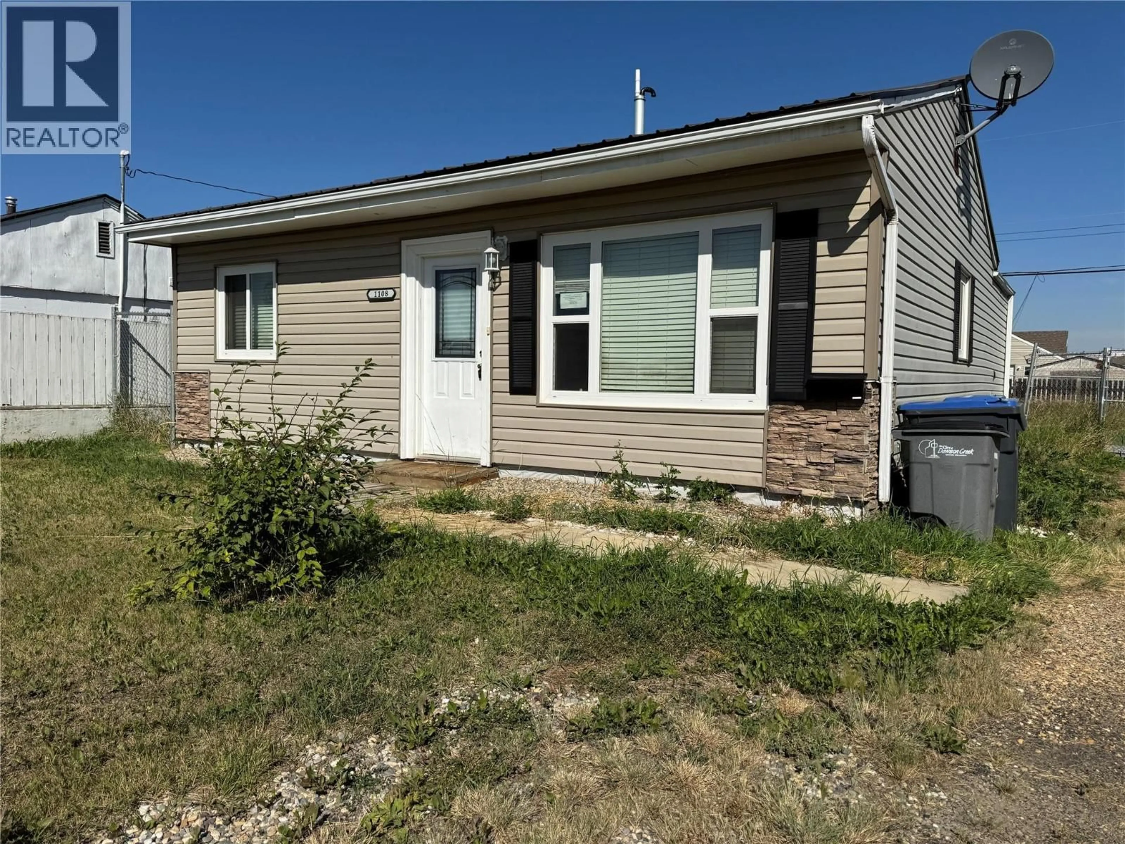 Home with vinyl exterior material, street for 1108 118 AVENUE, Dawson Creek British Columbia V1G3H5