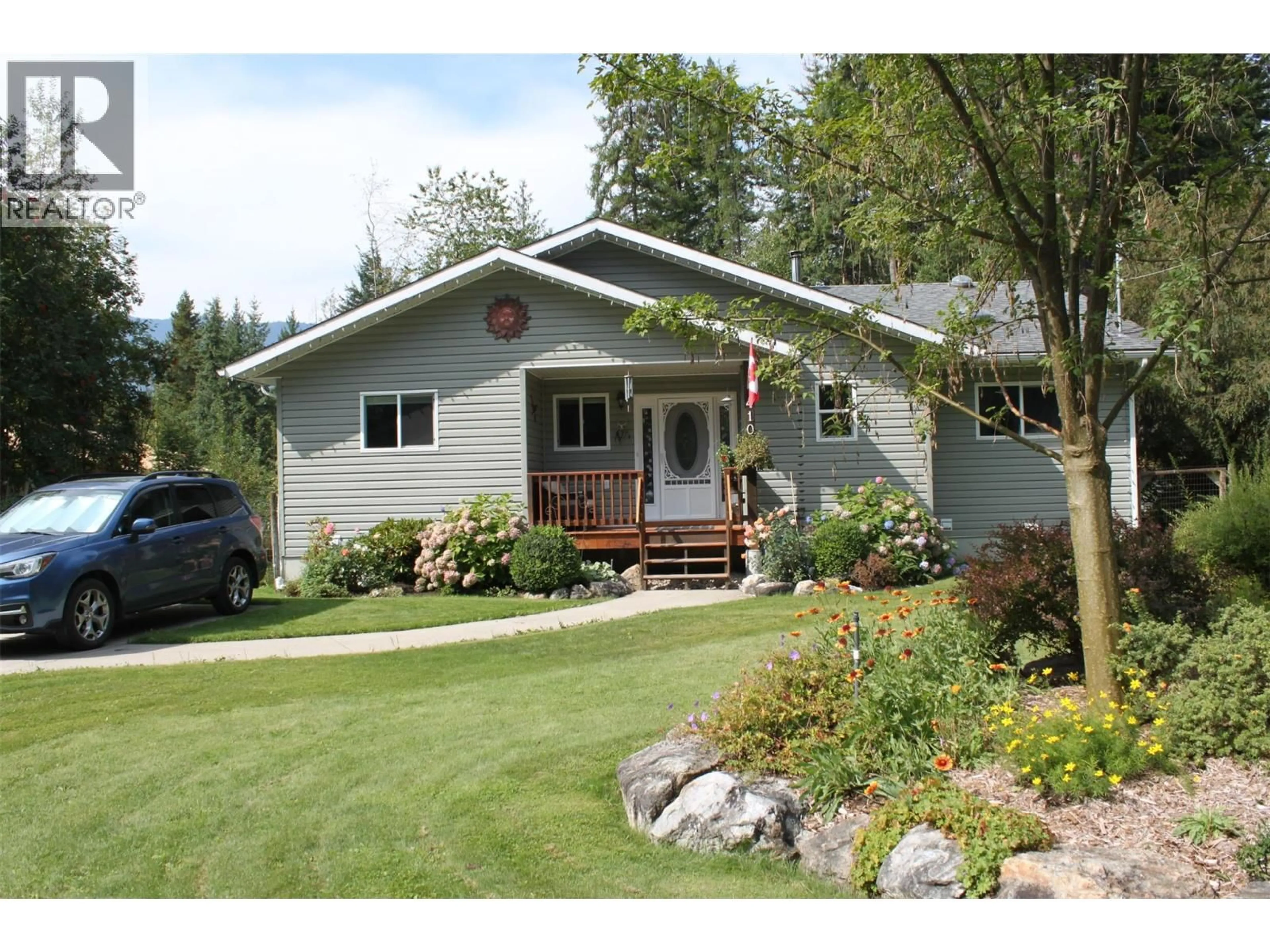Home with vinyl exterior material, street for 410 10TH AVENUE NORTHWEST, Nakusp British Columbia V0G1R0
