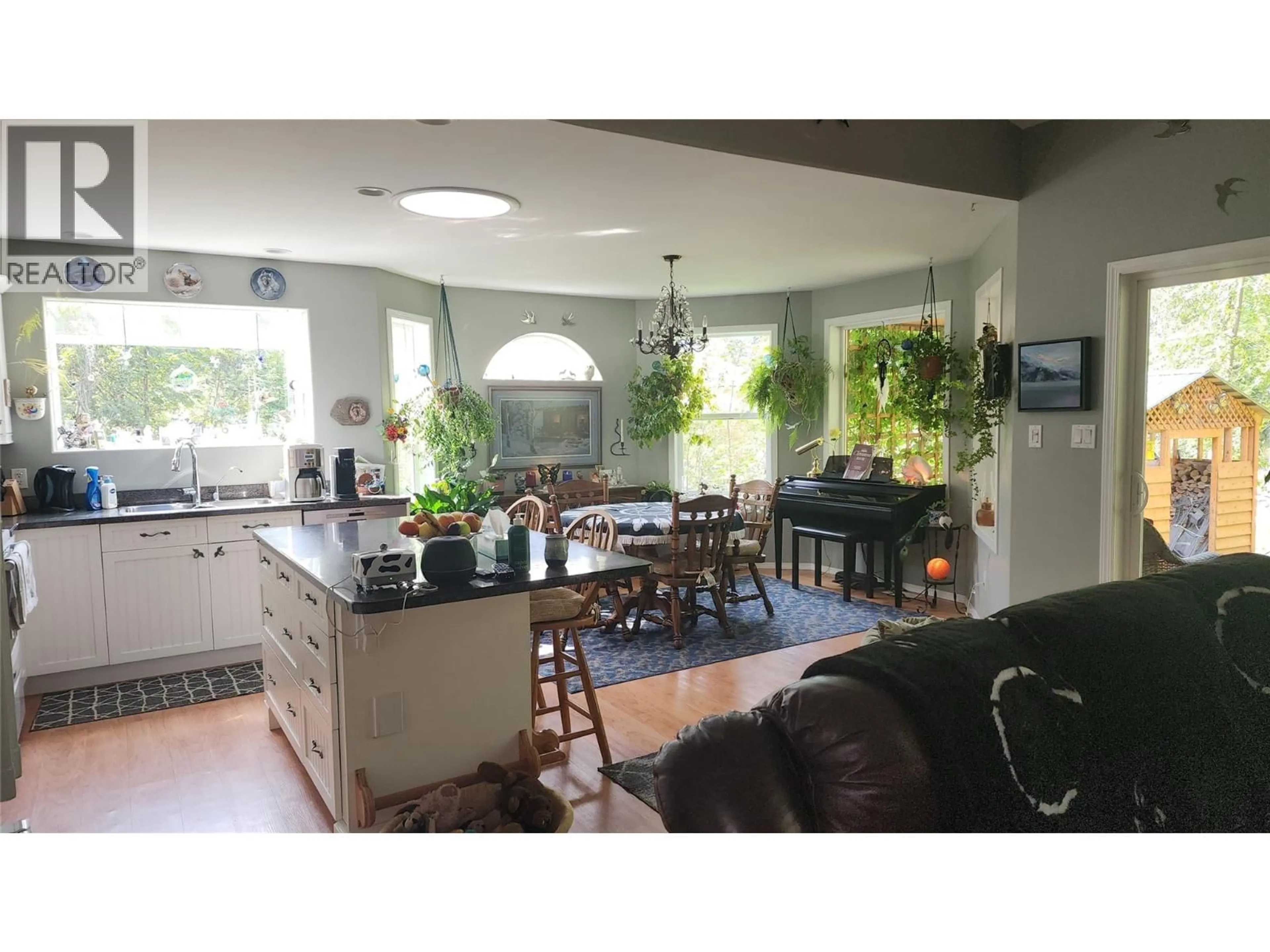 Open concept kitchen, unknown for 410 10TH AVENUE NORTHWEST, Nakusp British Columbia V0G1R0