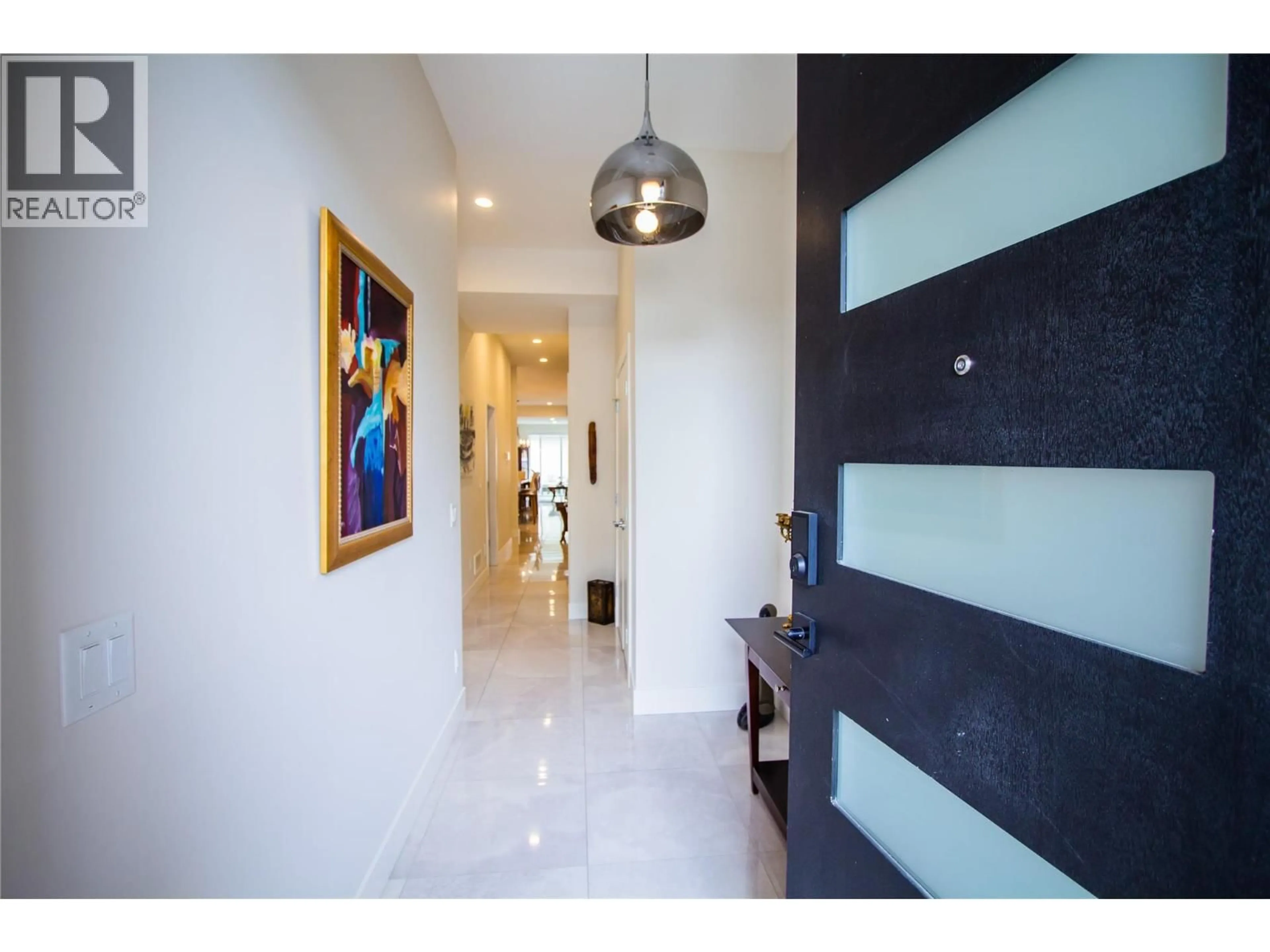 Indoor foyer for 1286 ETHEL STREET, Kelowna British Columbia V1Y2W7