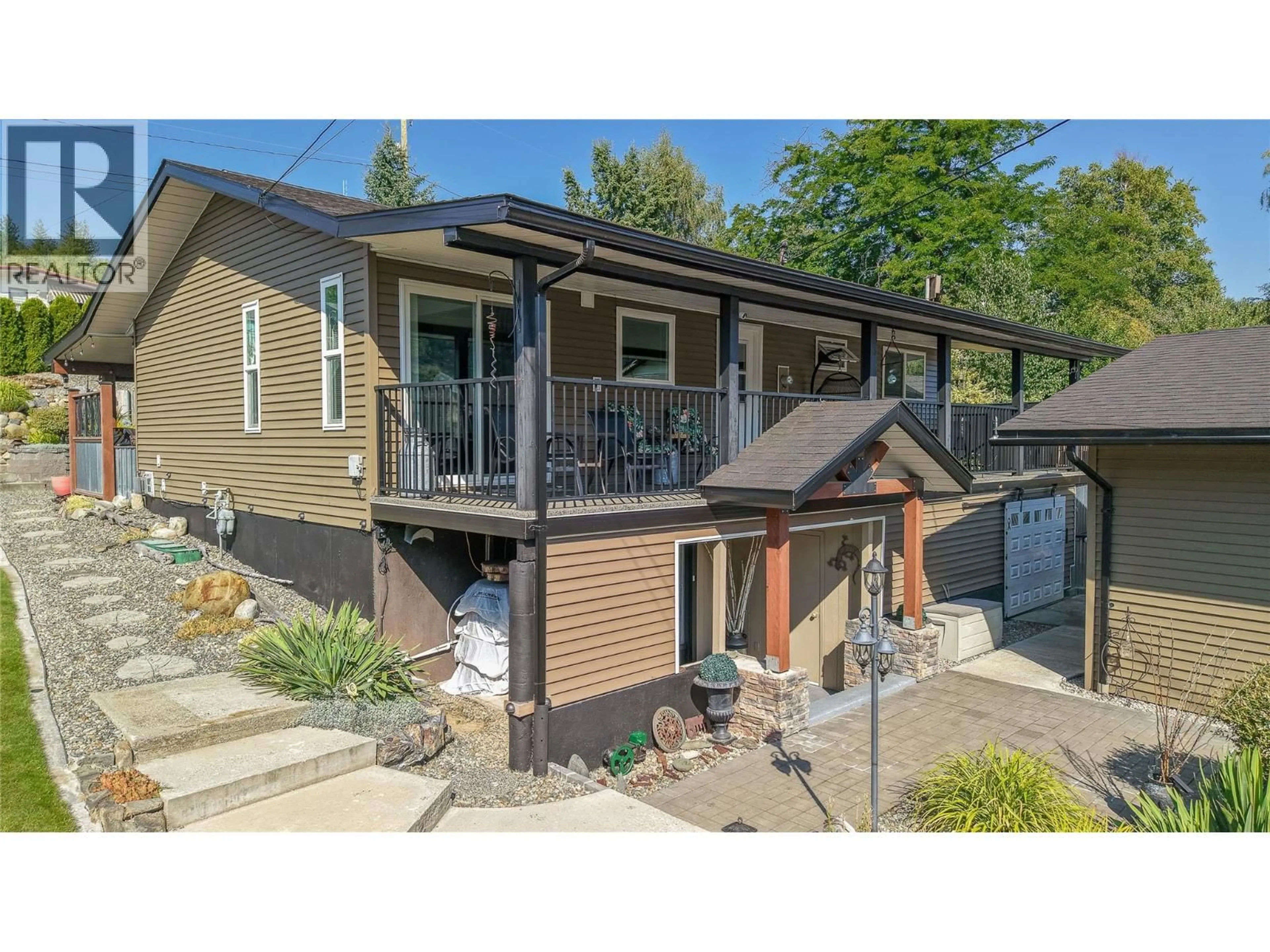 Home with vinyl exterior material, street for 430 3RD AVENUE, Trail British Columbia V1R4V4