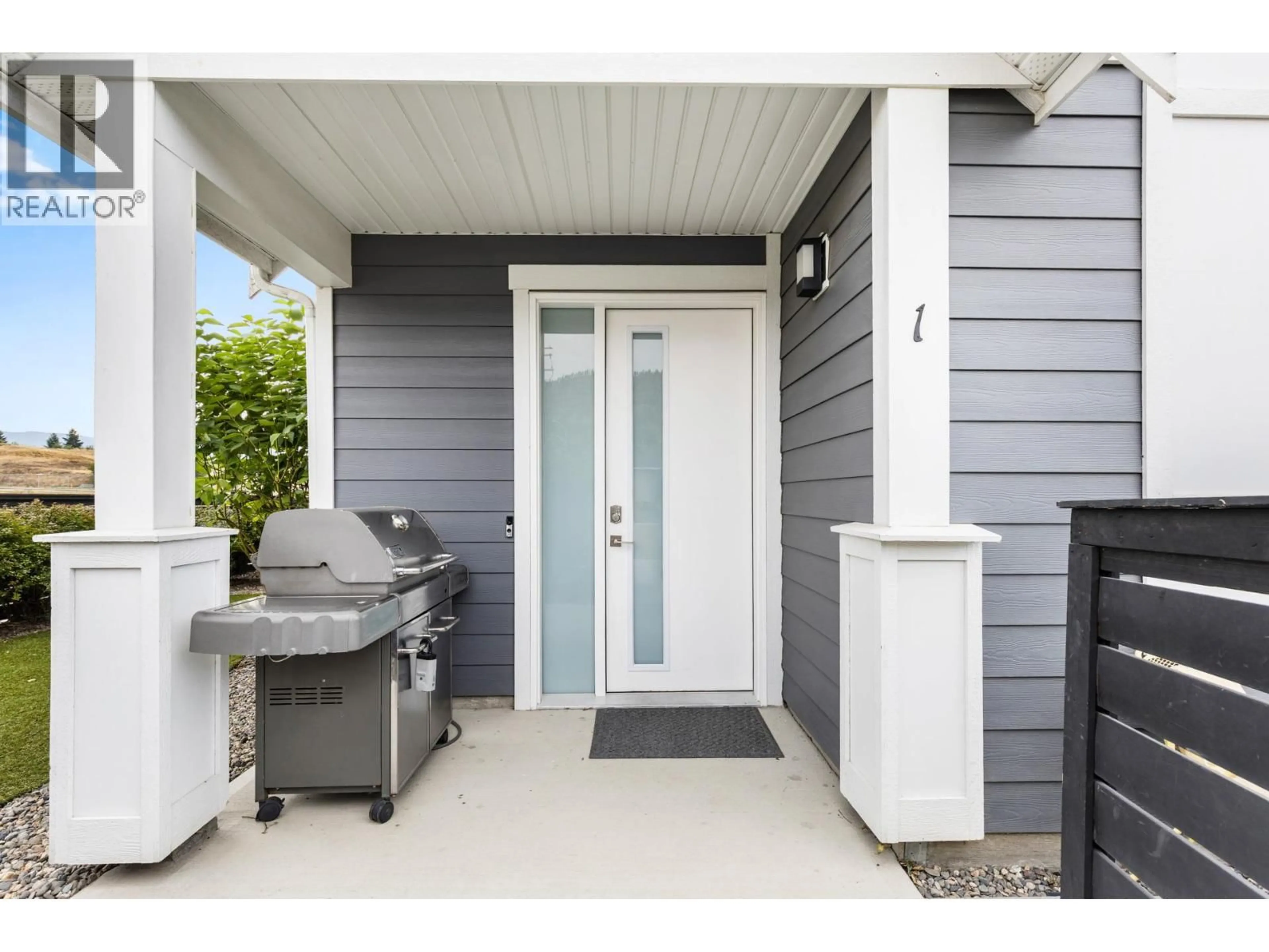 Home with vinyl exterior material, street for 1 - 115 WYNDHAM CRESCENT, Kelowna British Columbia V1V1Z2