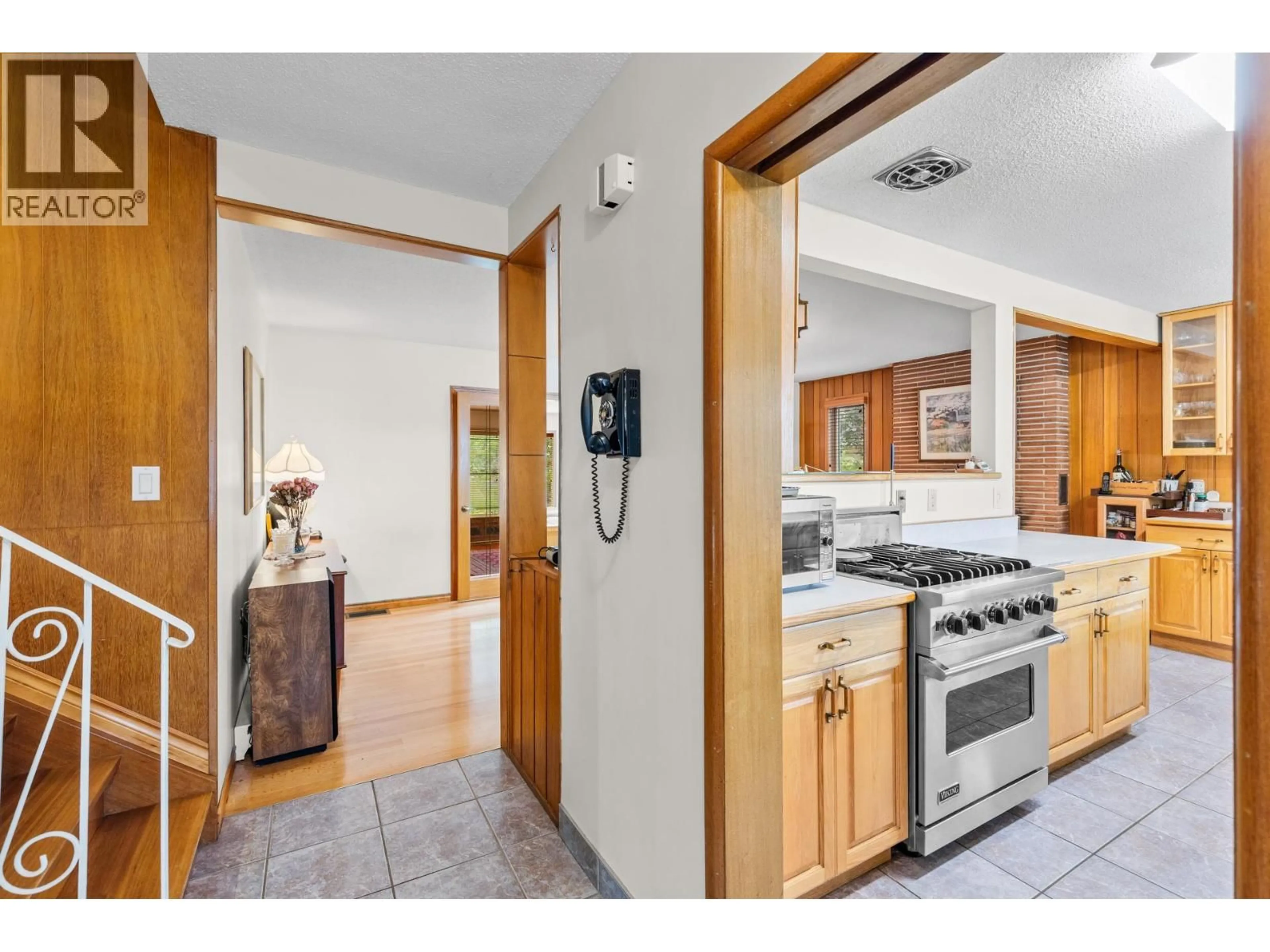 Standard kitchen, ceramic/tile floor for 983 GLENGARRY STREET, Kelowna British Columbia V1Y4C7