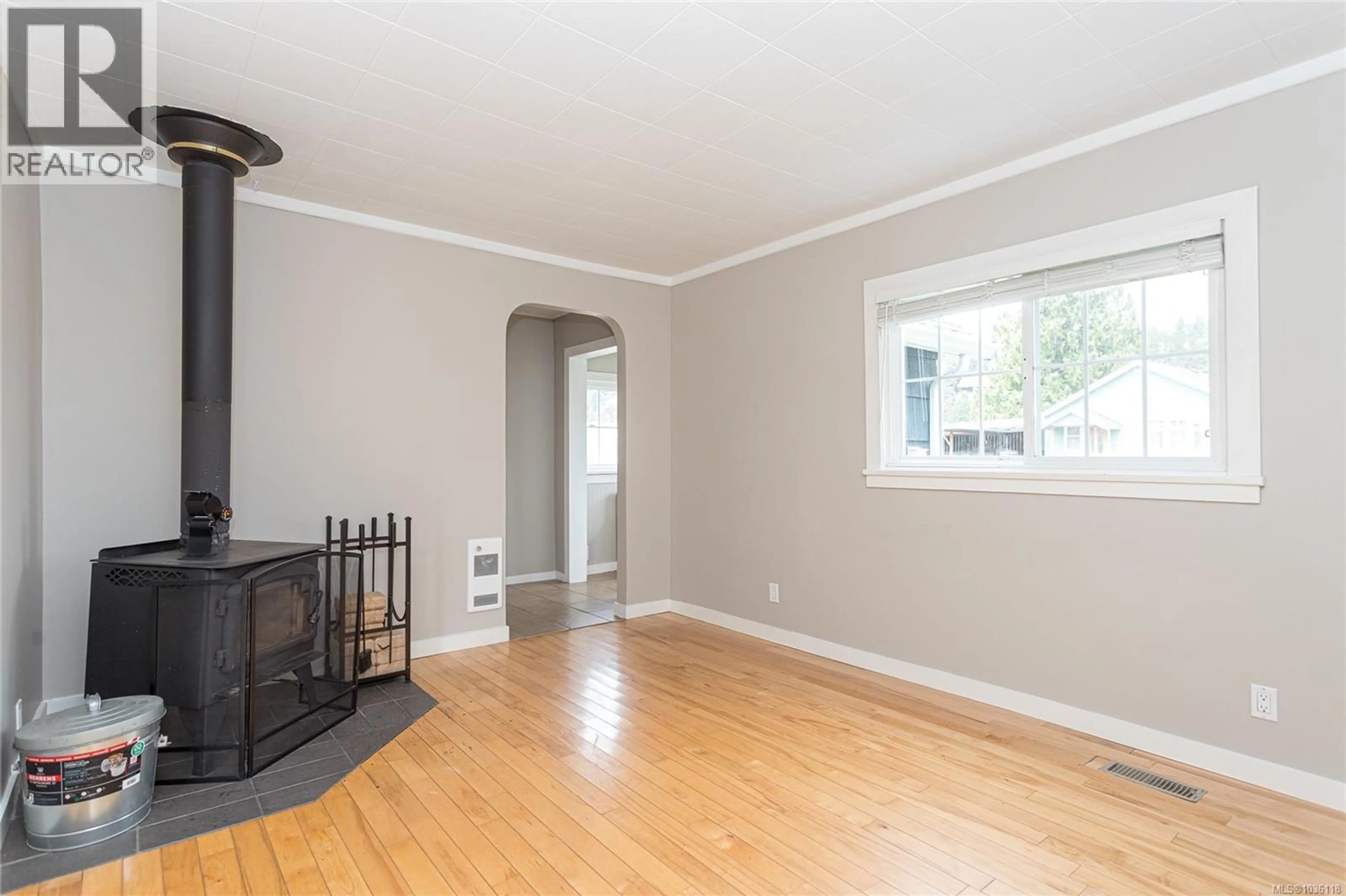 Living room with furniture, wood/laminate floor for 3781 NORWELL DRIVE, Nanaimo British Columbia V9T1X9