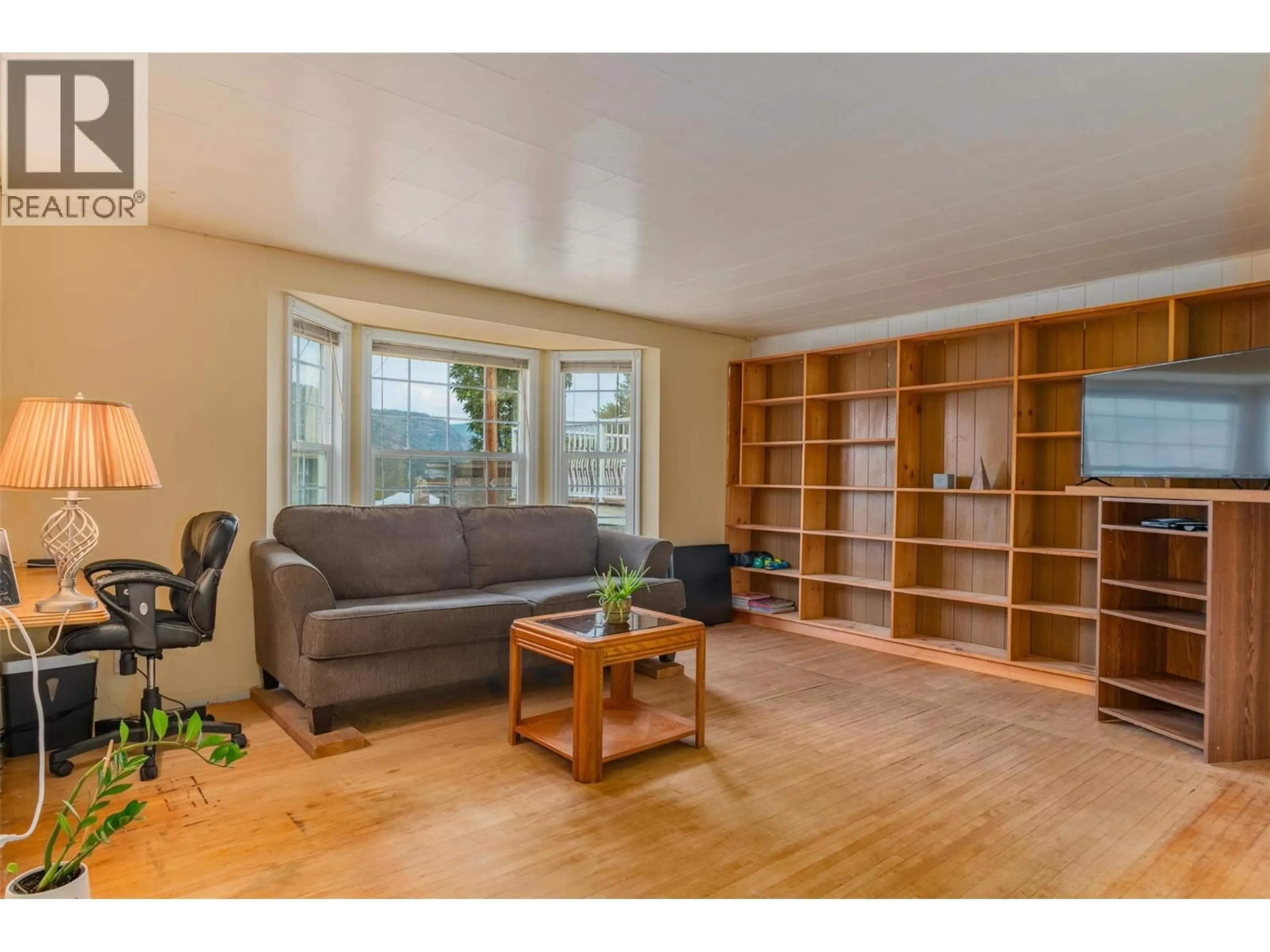 Living room with furniture, wood/laminate floor for 562 SPOKANE STREET, Trail British Columbia V1R3V8